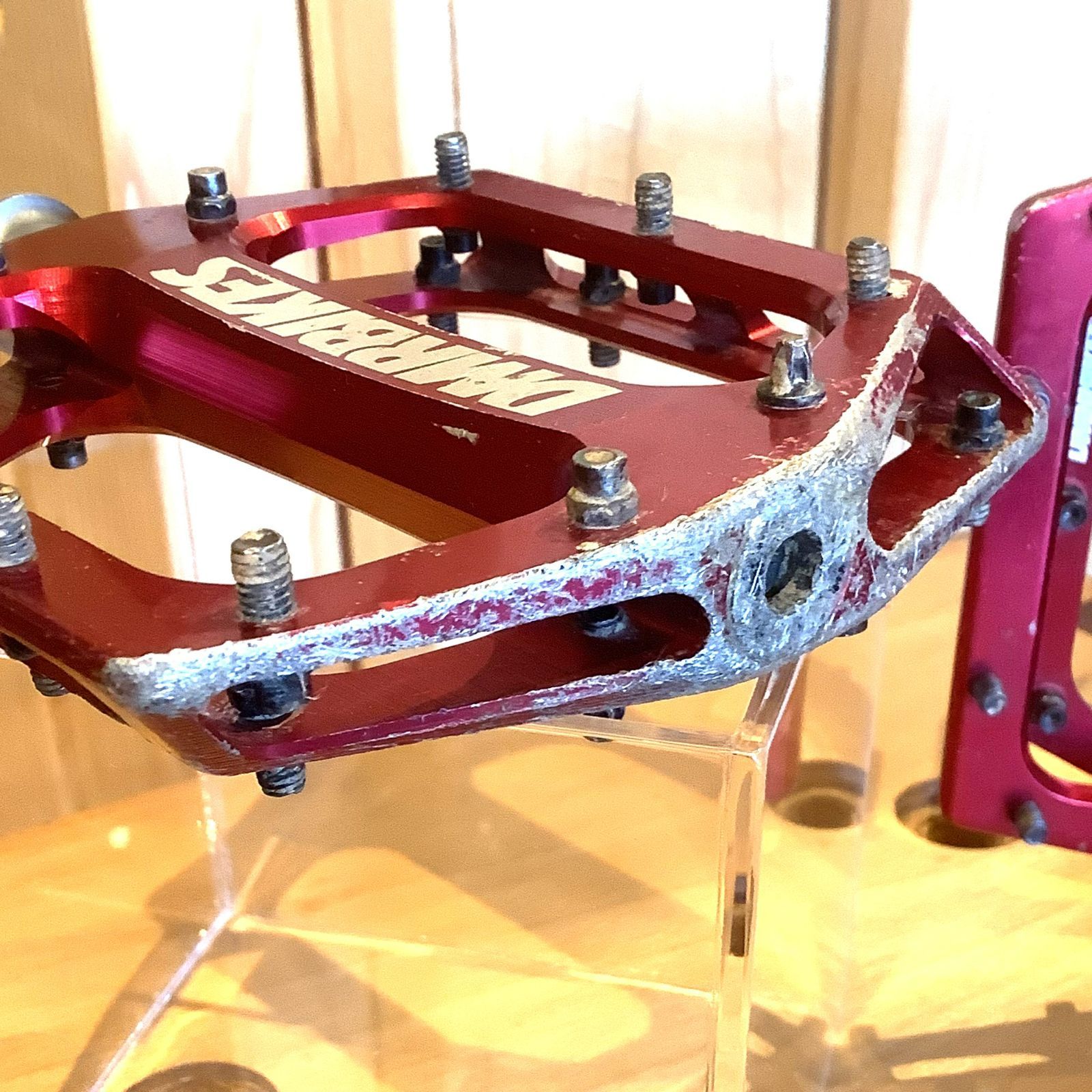安い，本物保証】 【Used】DMR Vault Midi Red フラットペダル MTB
