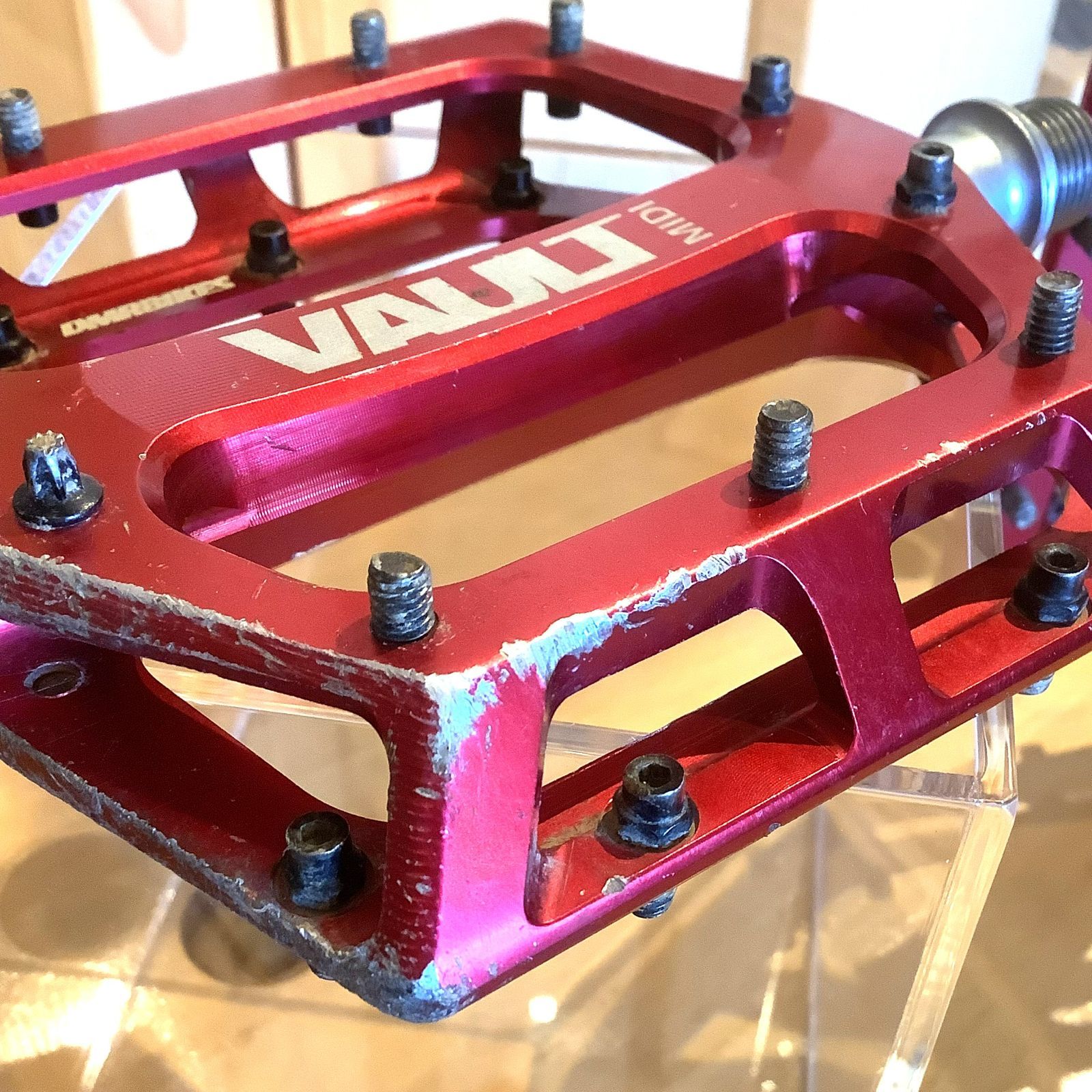 安い，本物保証】 【Used】DMR Vault Midi Red フラットペダル MTB