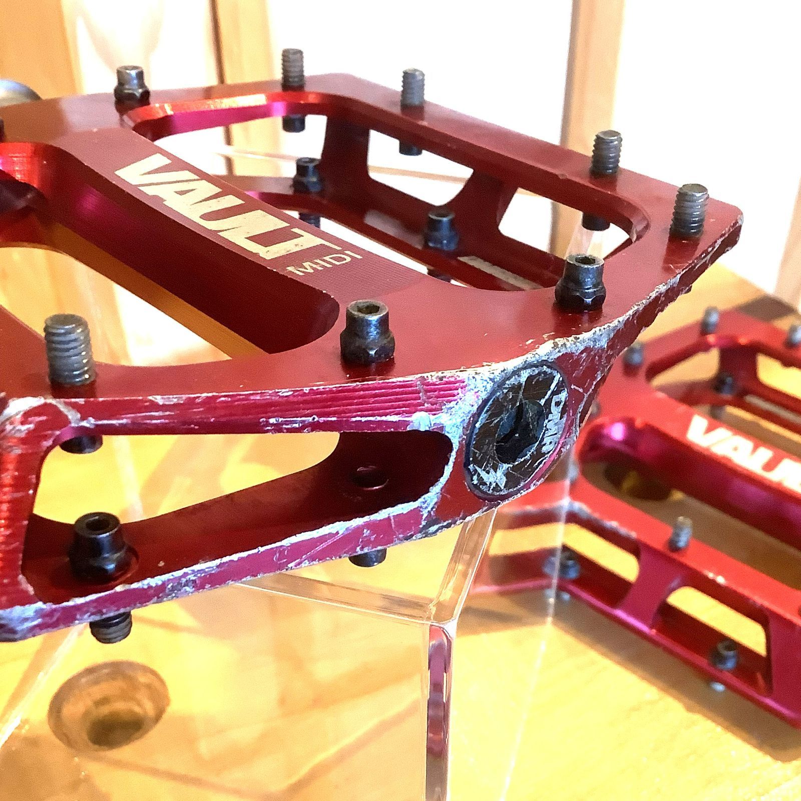 安い，本物保証】 【Used】DMR Vault Midi Red フラットペダル MTB