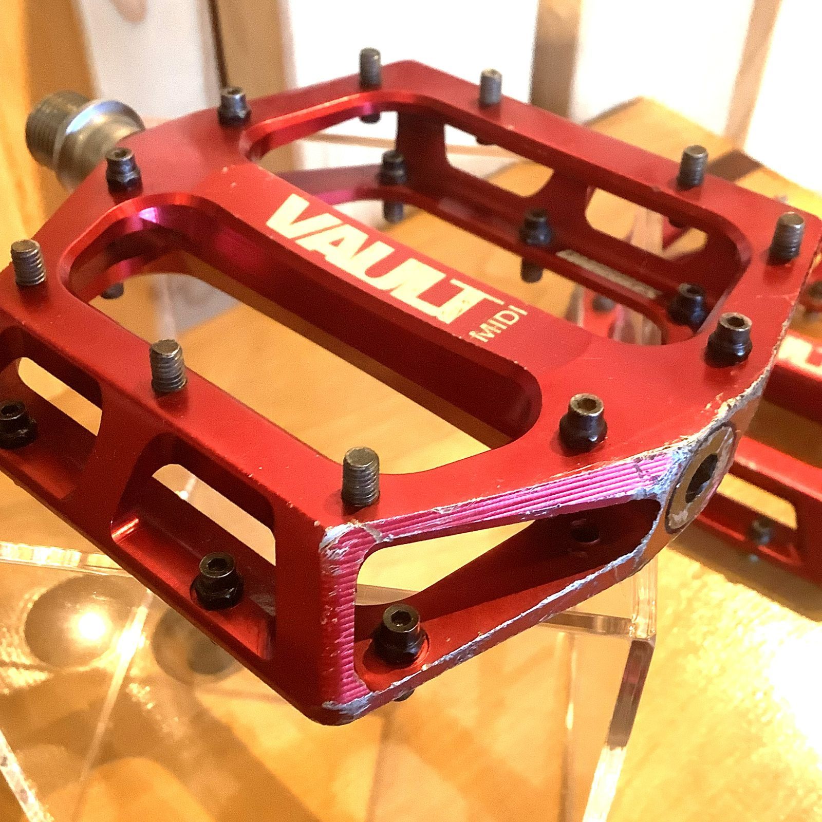 安い，本物保証】 【Used】DMR Vault Midi Red フラットペダル MTB