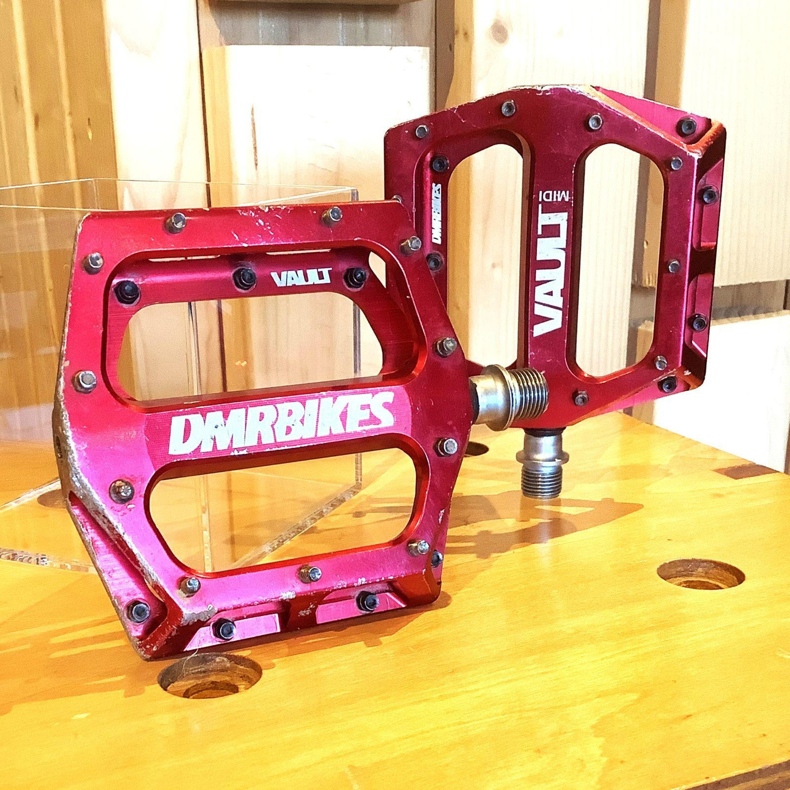安い，本物保証】 【Used】DMR Vault Midi Red フラットペダル MTB
