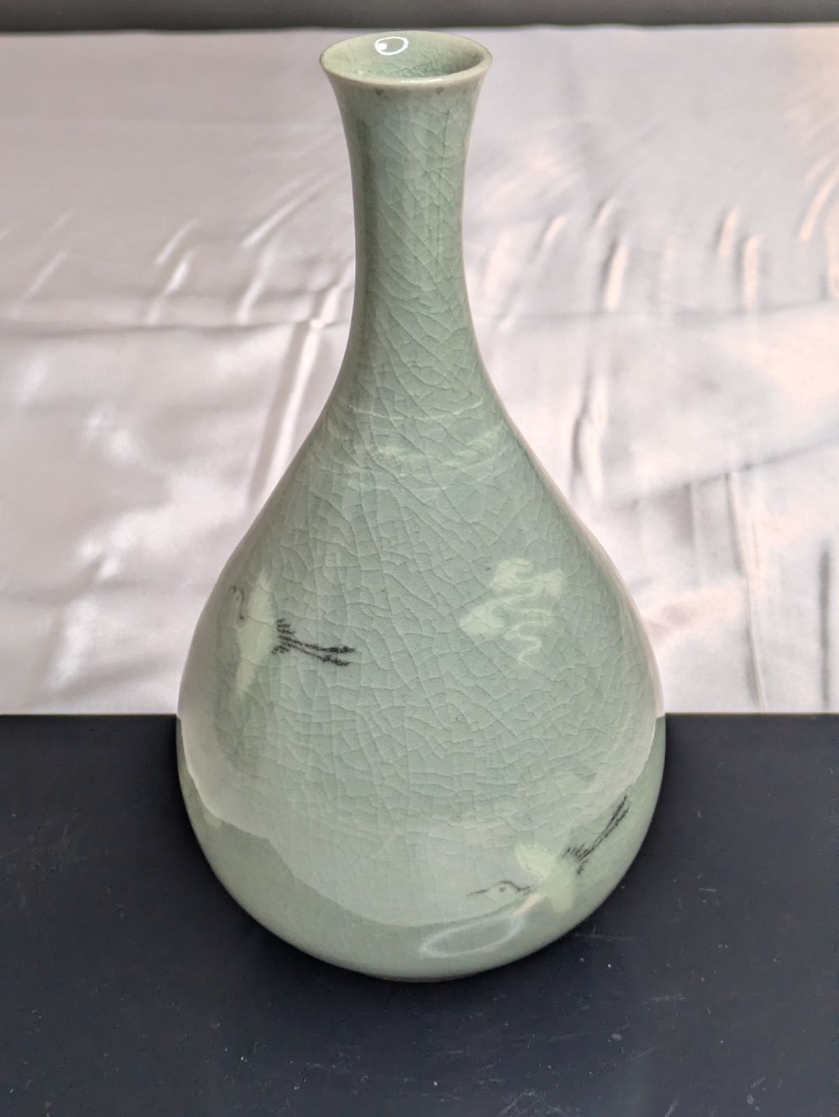 名張窯 青磁胡蝶菊文 鶴首花瓶 角谷英明造 共箱 【公式通販】