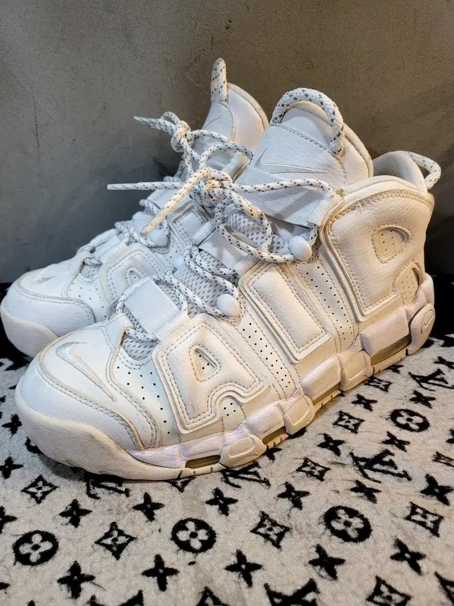 正規品 NIKE エアモアアップテンポ 96 トリプル 白 【公式通販】