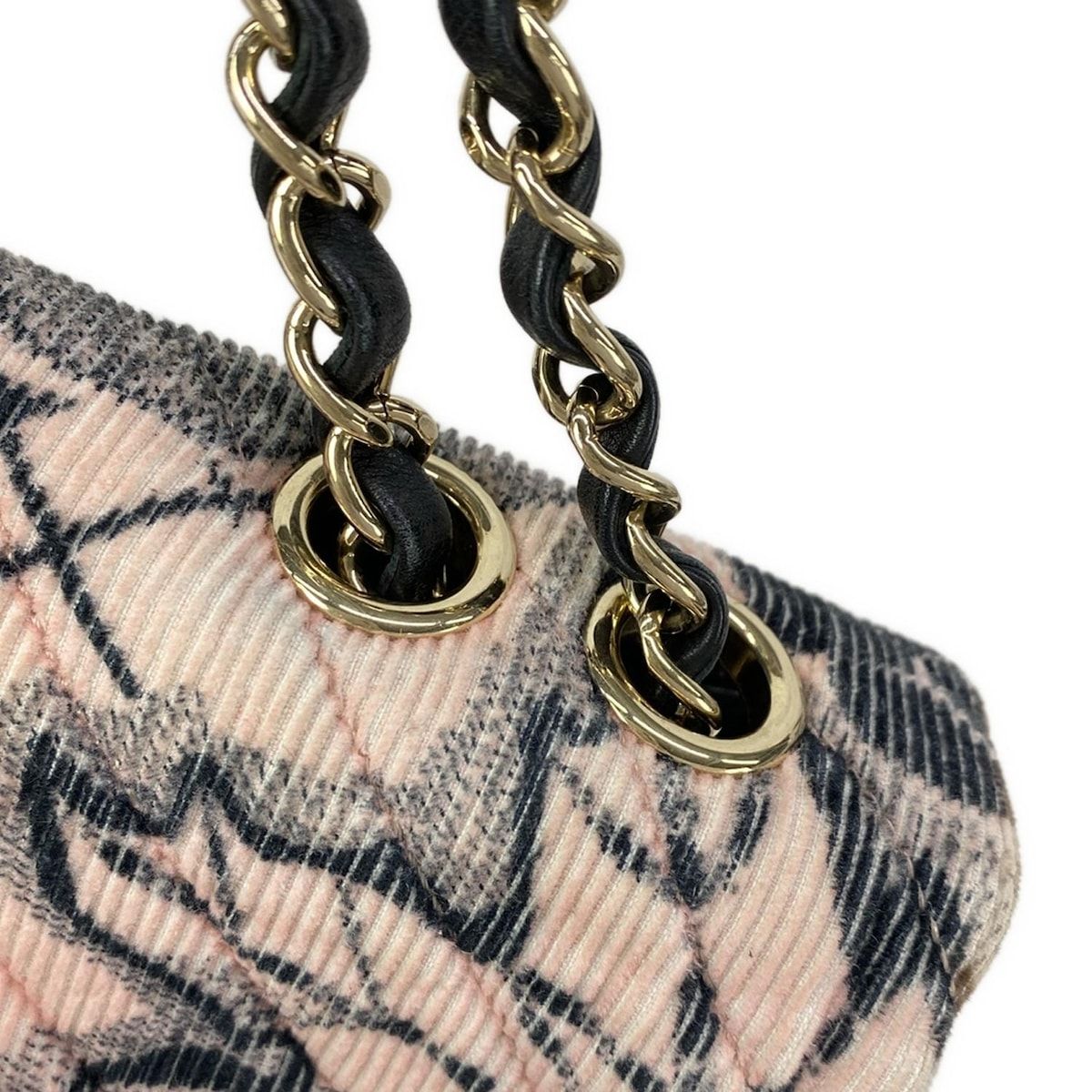 CHANEL(シャネル) ショルダーバッグ カメリア/Vステッチ(シェブロン) ピンク×黒 ゴールド金具/カメリア シルク、レザー CAMELIA シャネル カメリアチェーンショルダーバッグ コーデュロイ