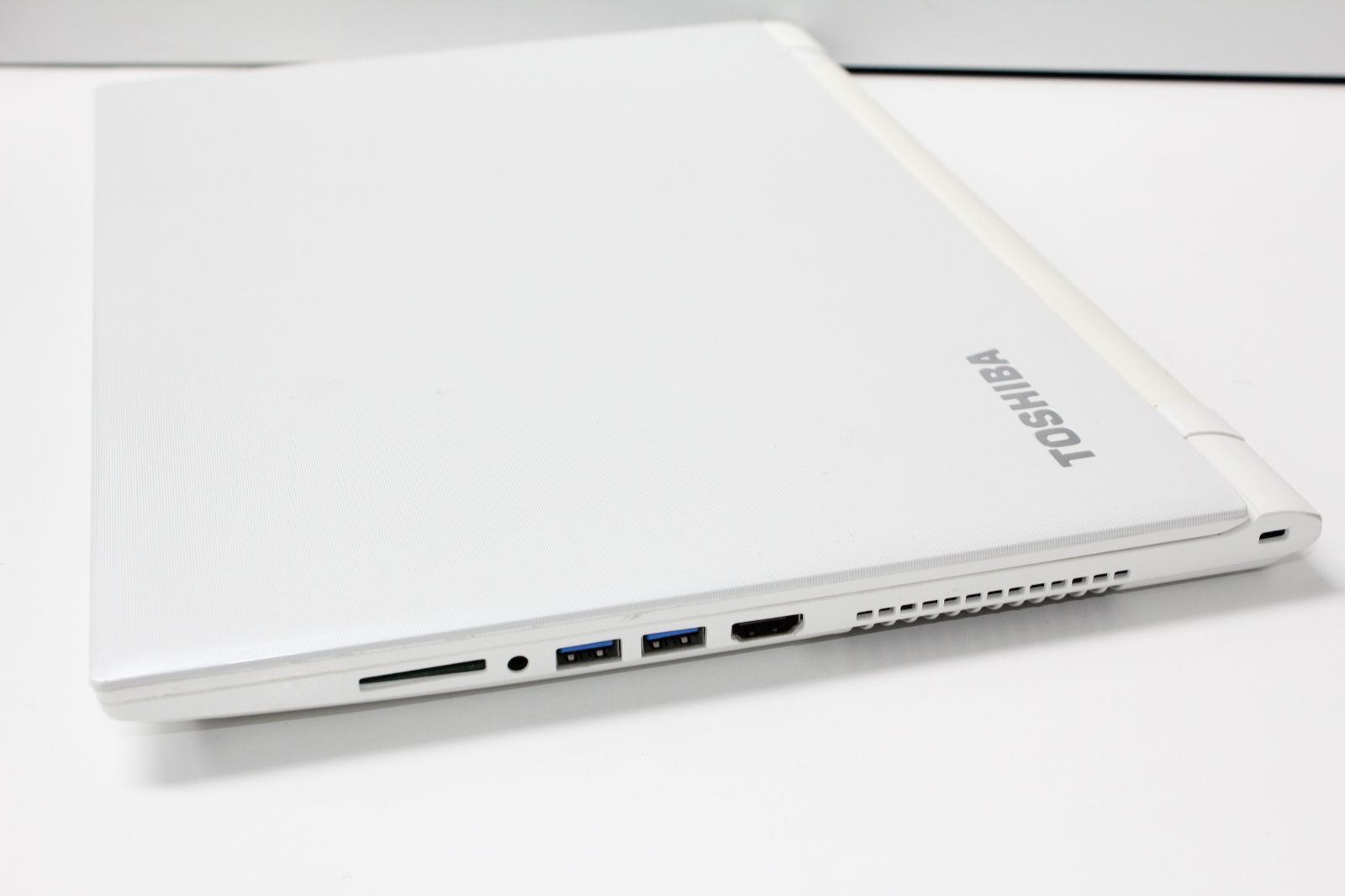 東芝 TOSHIBA T75/TW 【Core i7 5500U 2.4G 8GB SSHD 1TB ブルーレイ 
