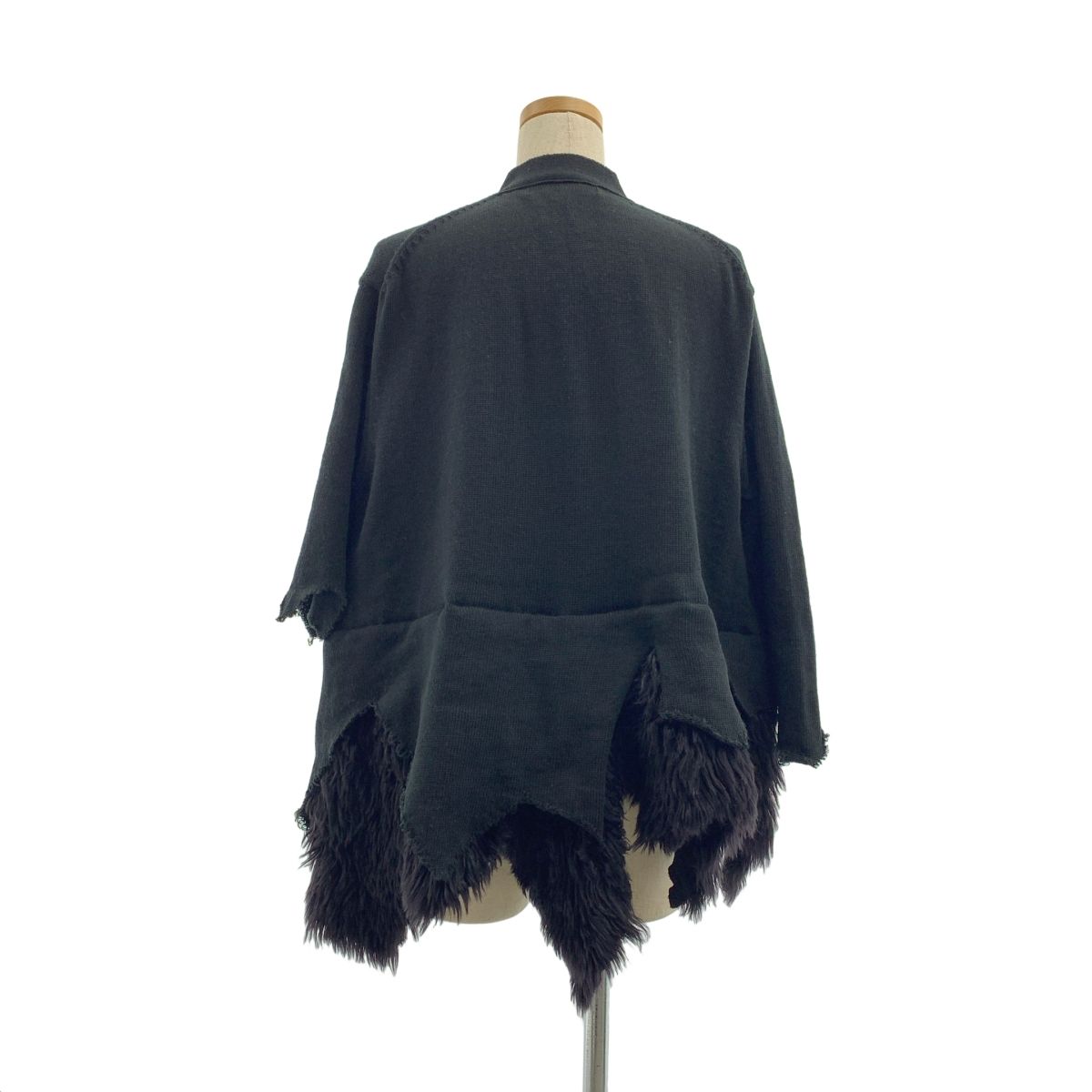 BLACK COMME des GARCONS / ブラックコムデギャルソン | 2023AW | Faux Fur Hem Cardigan / 変形 ファードッキング カットオフ ニット カーディガン | XS | ブラック | レディース BLACK COMME des GARCONS / ブラックコムデギャルソン | 2023AW | Faux