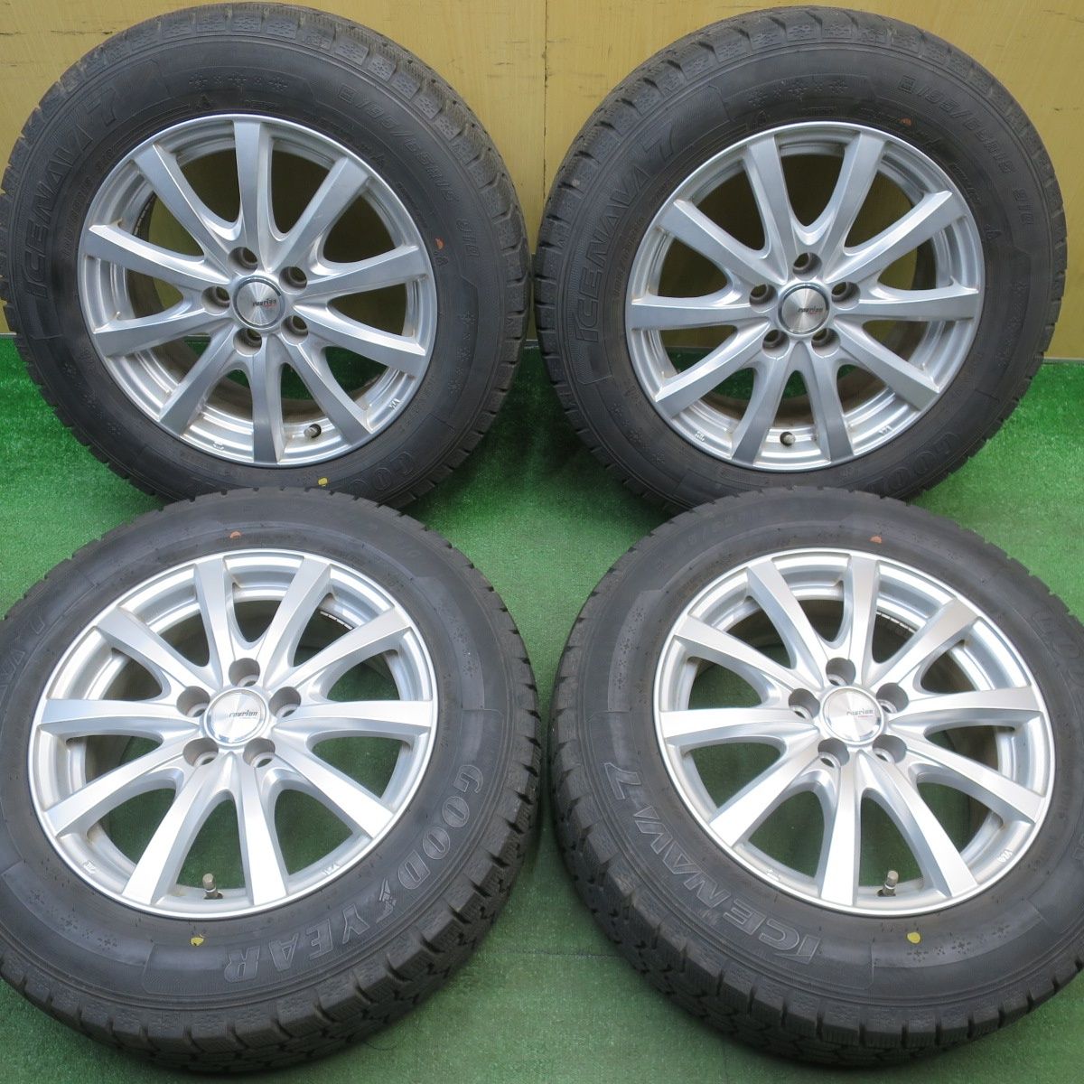 バリ溝！キレイ！8.5分☆プリウス 等 195/65R15 スタッドレス 