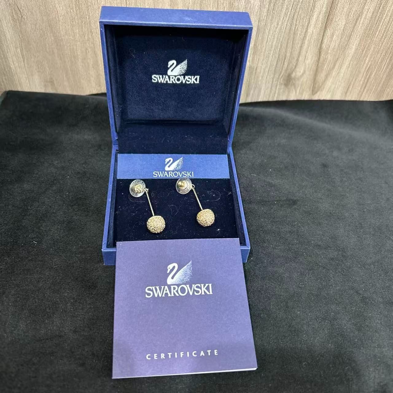 中古美品正規品 Swarovski ゴールド ボール型ピアス - メルカリ