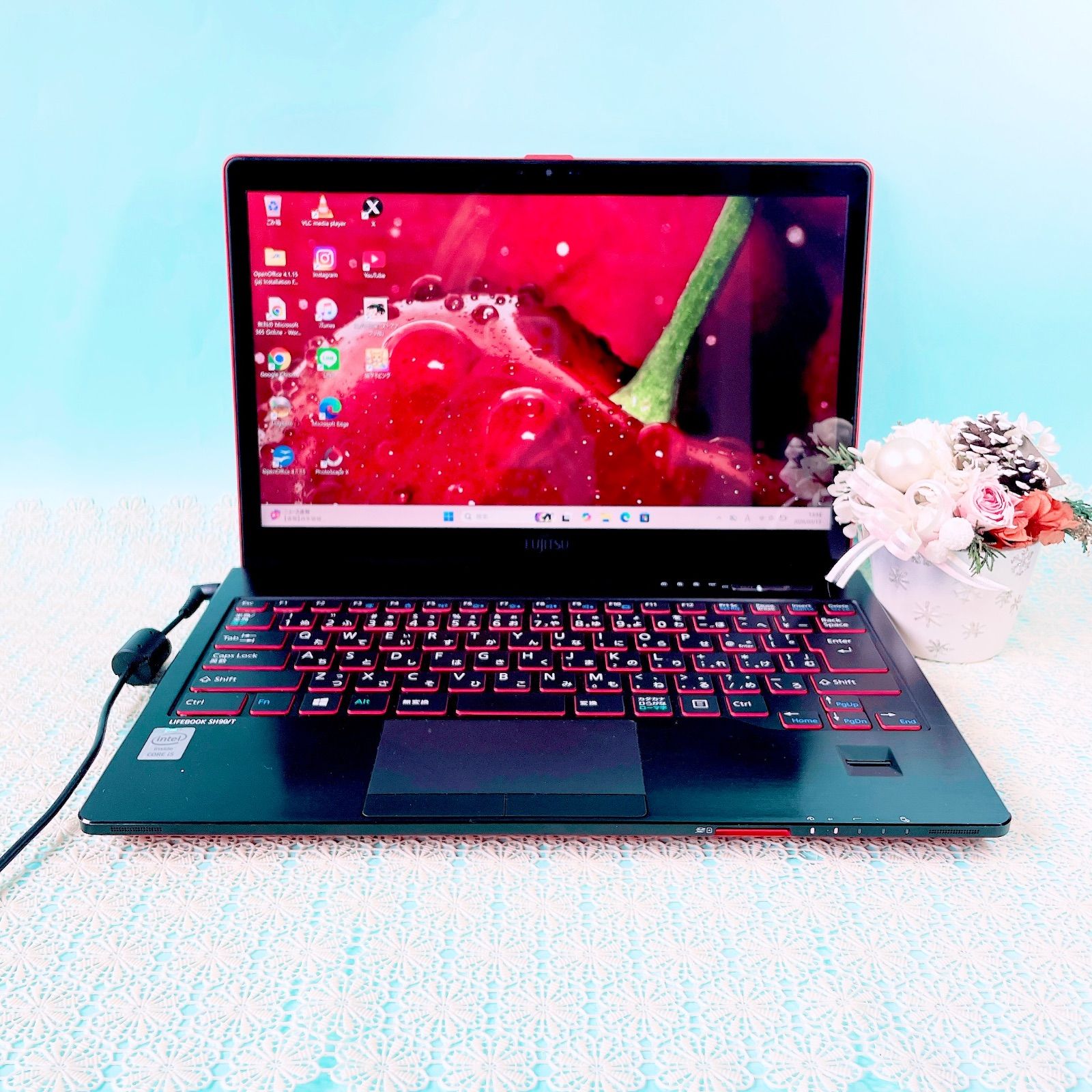 迷ったらコレ‼️タッチパネル✨️小型軽量！赤ノートパソコン快適SSD✨️カメラ付き薄型 富士通 タッチパネル✨小型軽量ノートパソコン✨️メモリ12GB SSD256GB