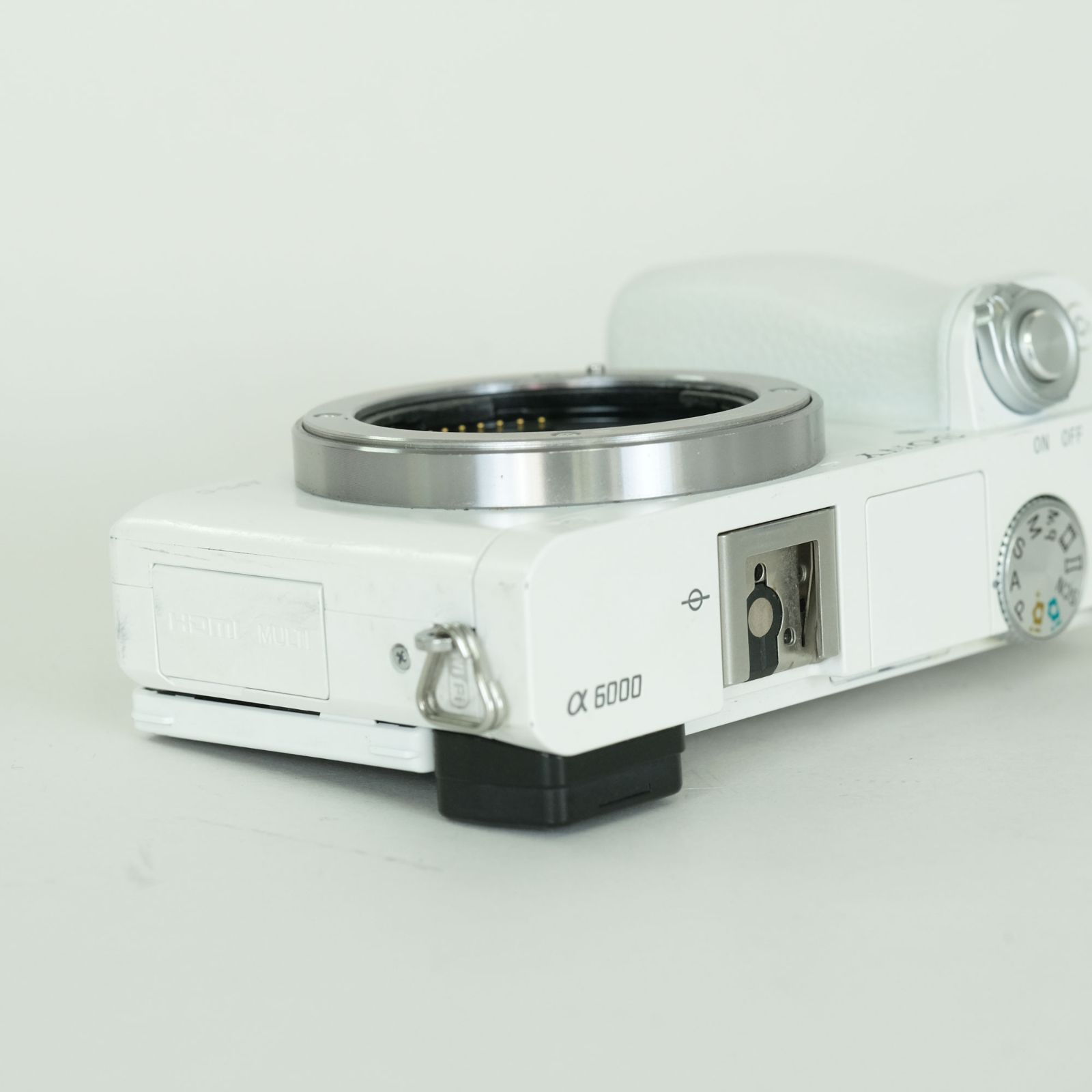【ほぼ新品ショット数2901回】SONY α6000 ボディ ILCE-6000 並品 | シャッター数33,430回] SONY α6000（ILCE-6000） [ボディ