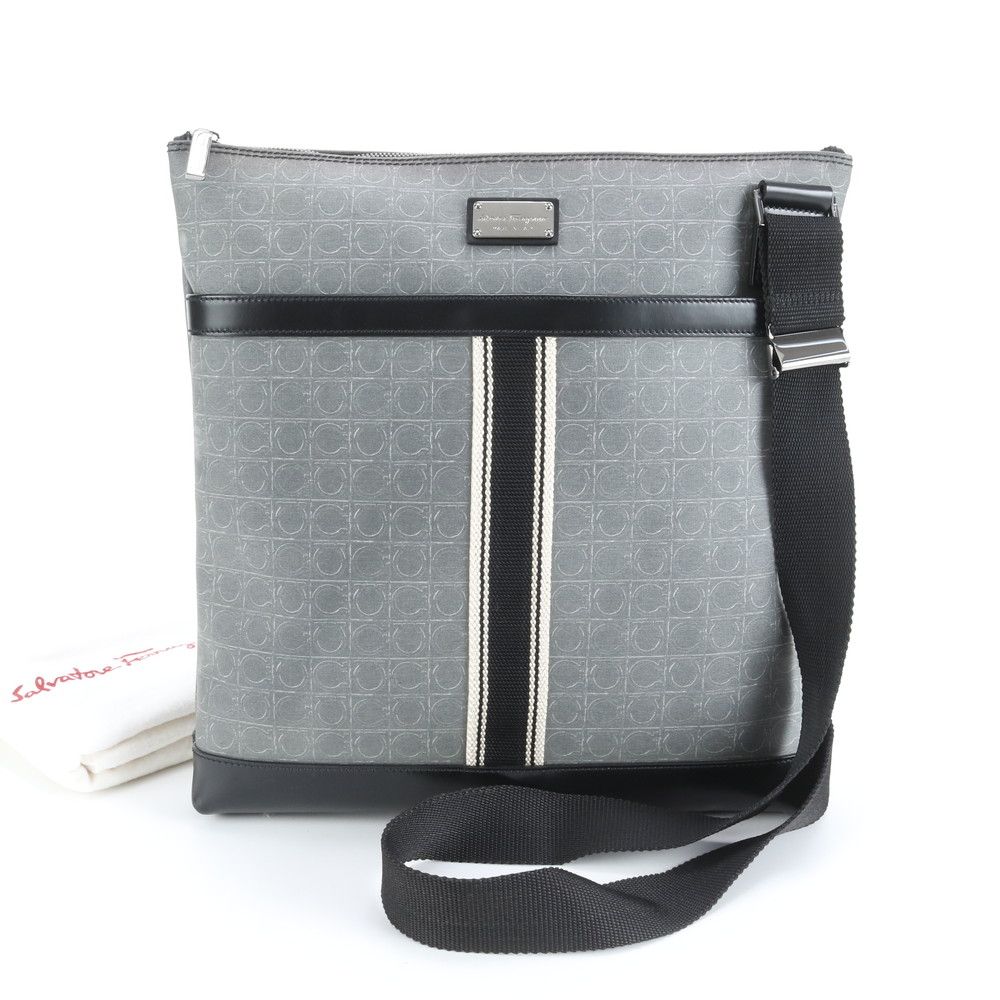 B 極美品 Ferragamo フェラガモ ガンチーニ ショルダーバッグ B 極美品 Ferragamo フェラガモ ガンチーニ ショルダーバッグ