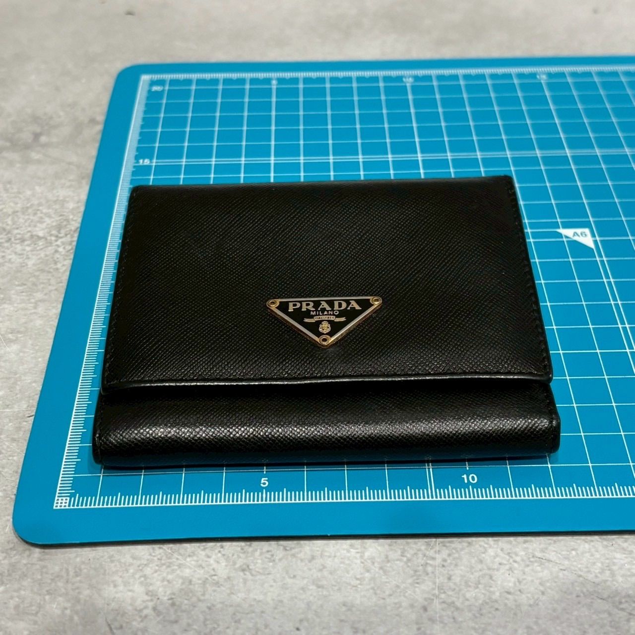 良品　PRADA ブラックレザー 三つ折り財布　サフィアーノ PRADA プラダミニ財布 三つ折り ブラック レザー コンパクトウォレット