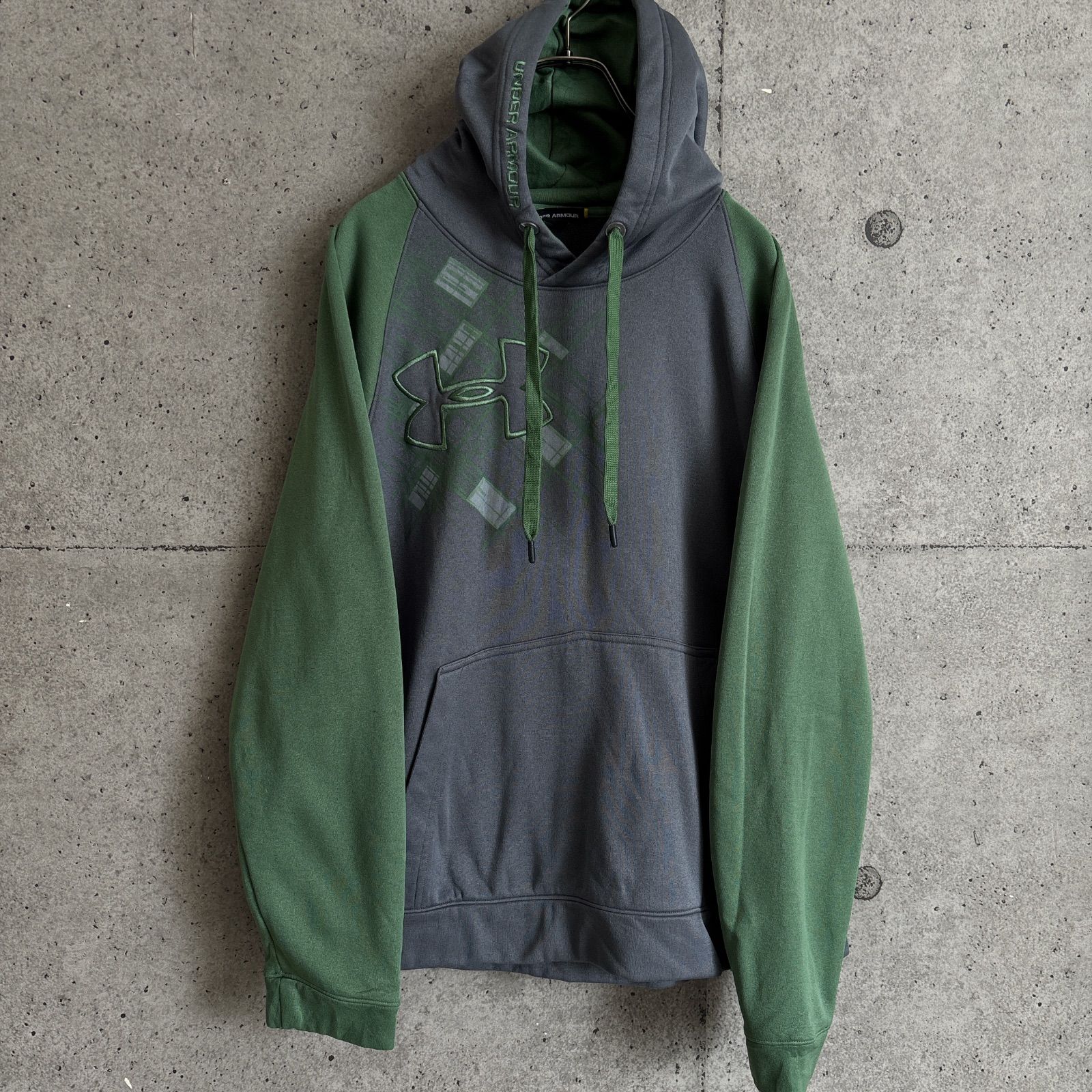 USED】US 古着 UNDER ARMOUR アンダーアーマー パーカー メンズ M 