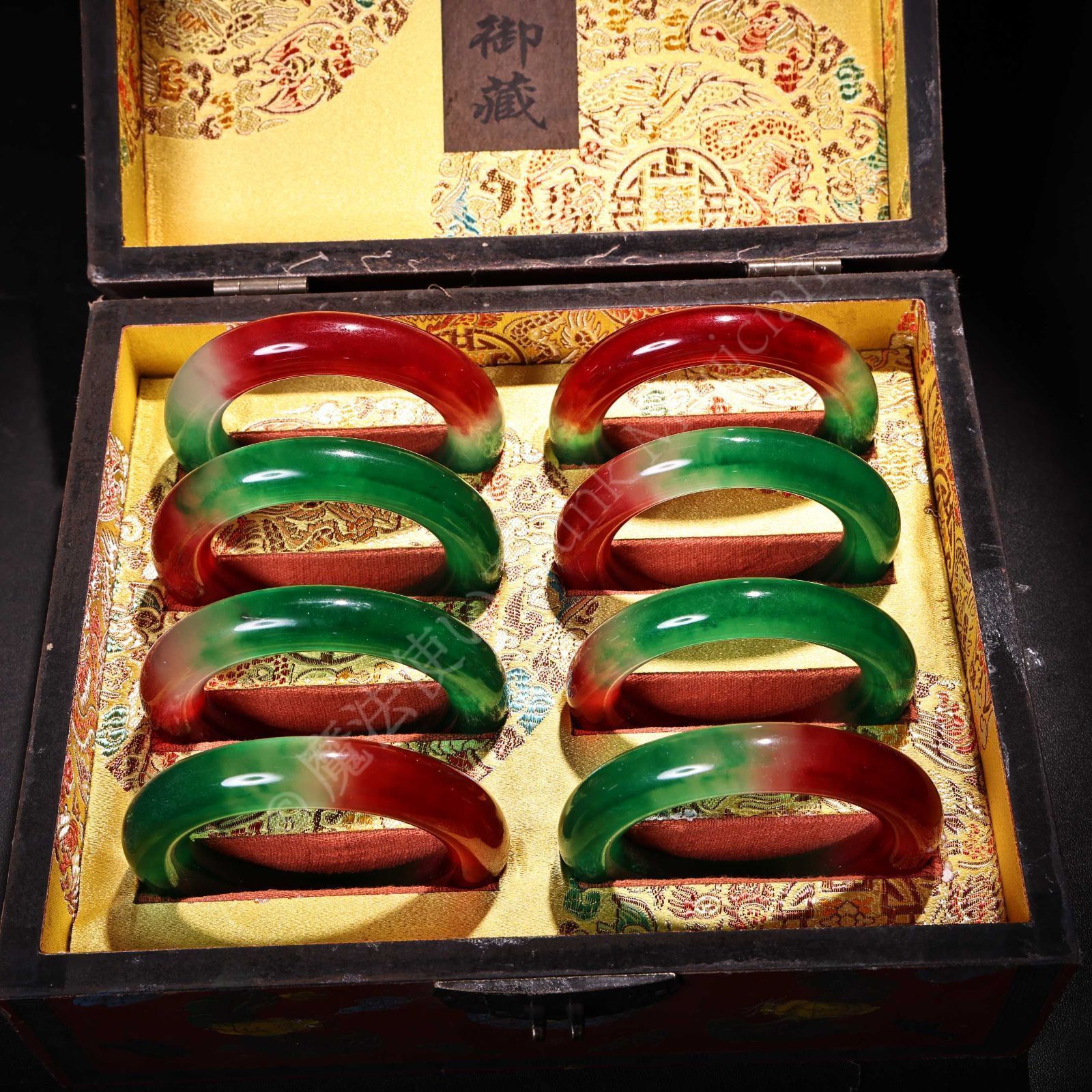 旧家蔵出し翡翠細密彫 氷種 紅翡翠 帝王緑 腕輪 漆箱付 置物 文房賞物