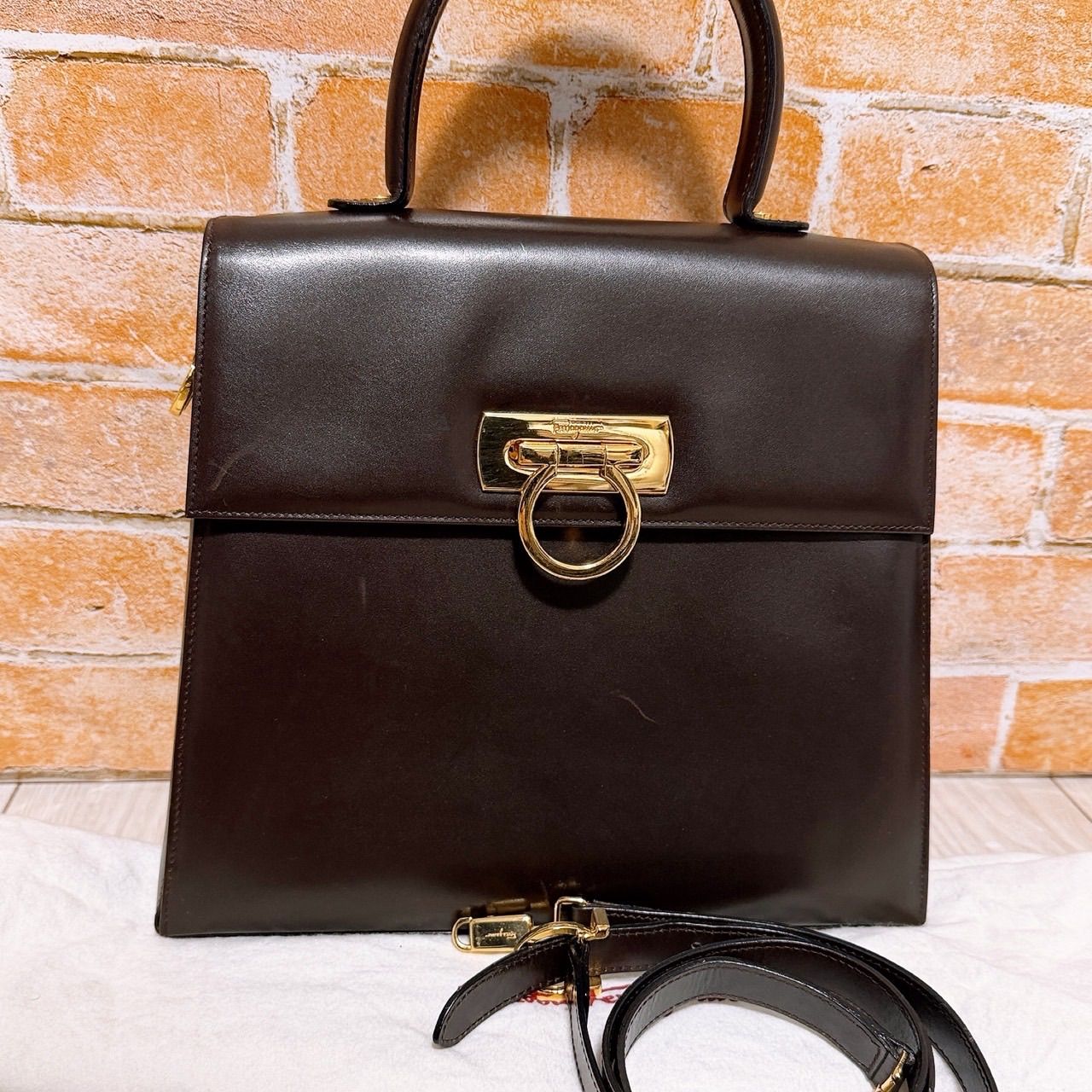 美品) Ferragamo(フェラガモ)2wayバッグ 自立 ガンチーニ 美品) Ferragamo(フェラガモ)2wayバッグ 自立 ガンチーニ