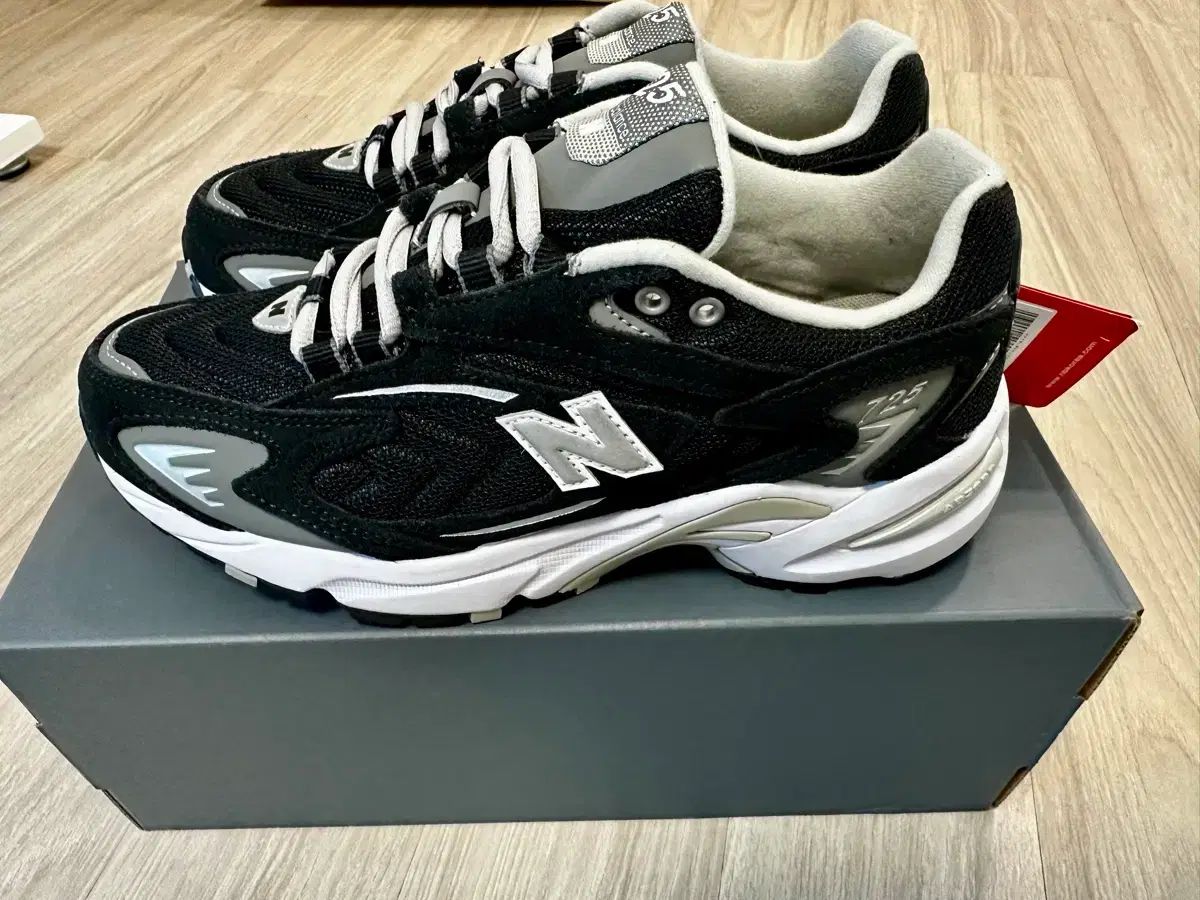 ニューバランス 725 ブラック スニーカー 240 (新品)