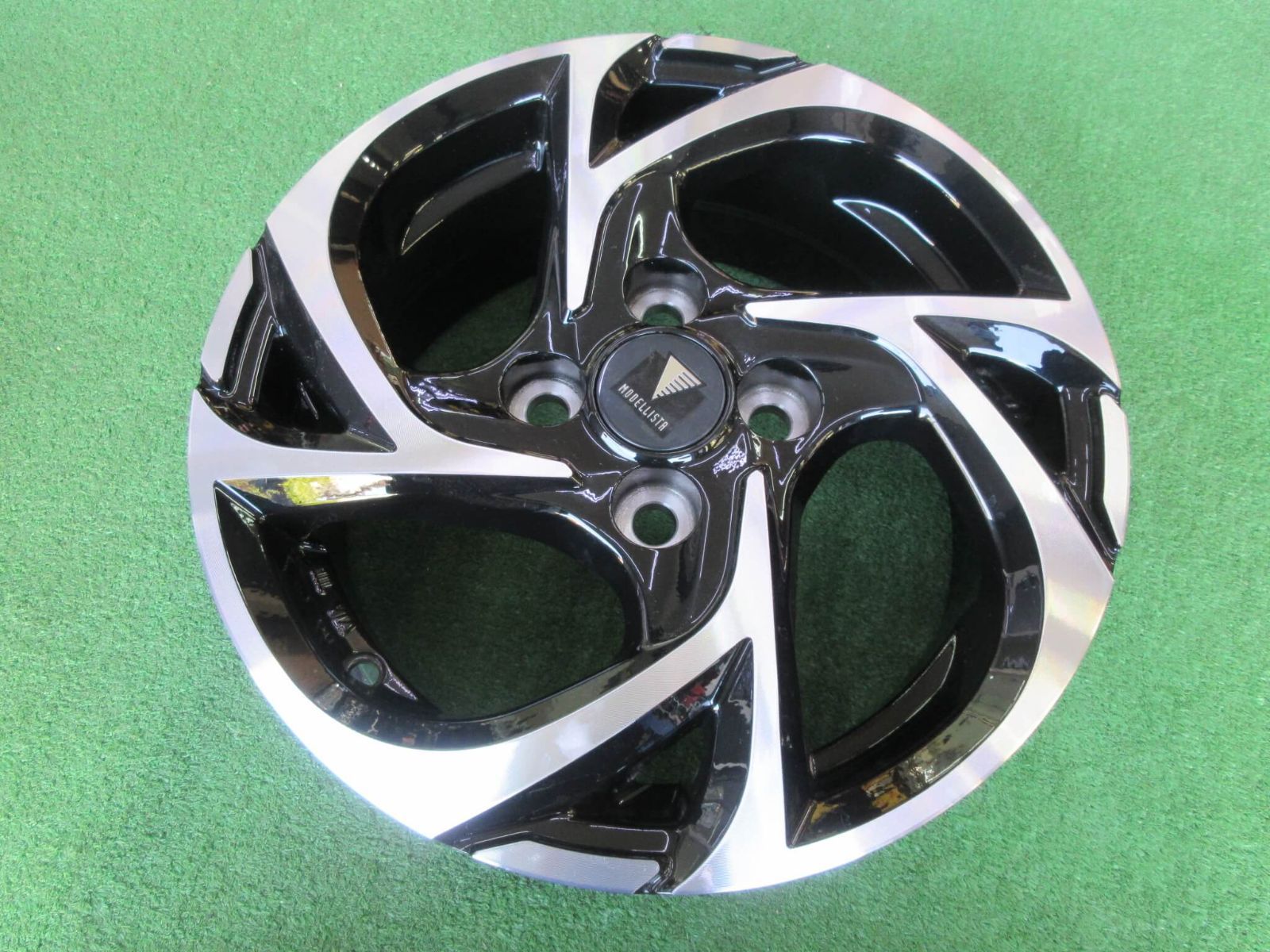 新車外しトヨタ ヤリス 純正 オプション MODELLISTA SpinAirVI 14in