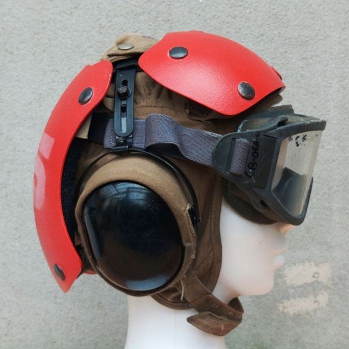 米軍放出品　実物　デッキクルー　ヘルメット 米軍実物】デッキクルーヘルメット - メルカリ