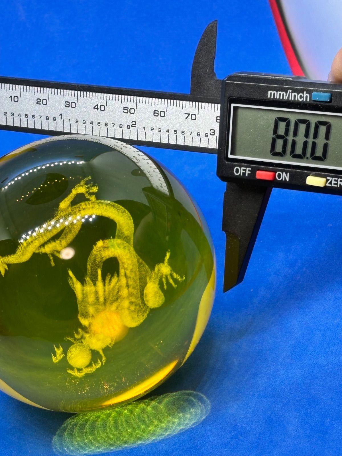 極美】黄水晶球 8cm 内部レーザー彫刻「龍戯珠」 回転台座付きNo.6105 