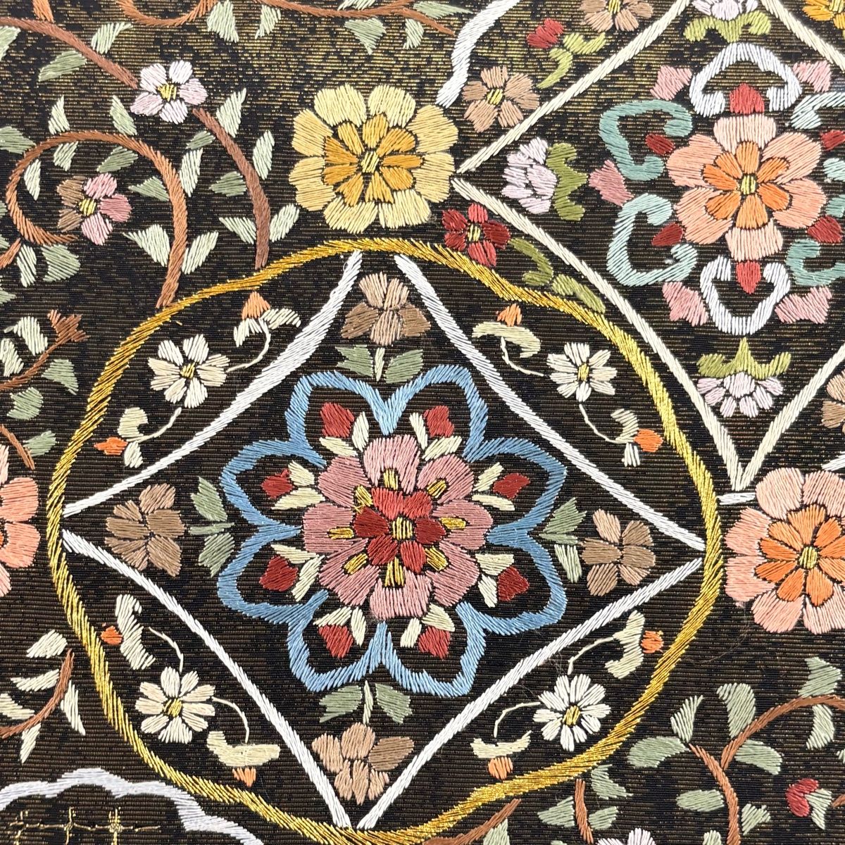 美品】 袋帯 逸品 華文 花唐草 刺繍 金糸 黒 六通 正絹 【中古