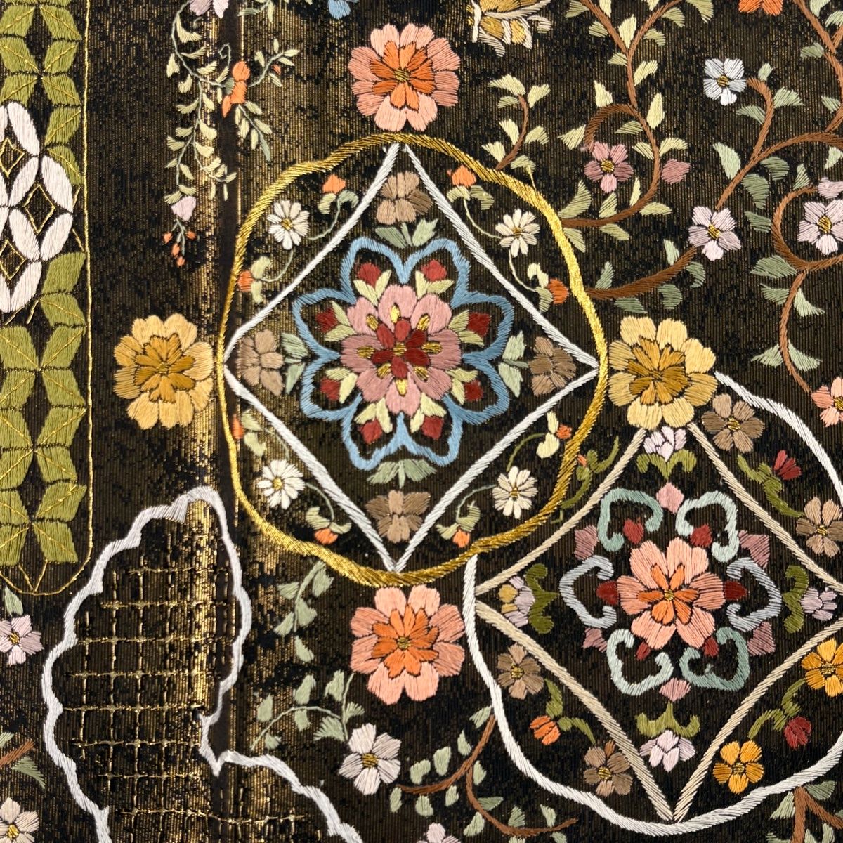 美品】 袋帯 逸品 華文 花唐草 刺繍 金糸 黒 六通 正絹 【中古