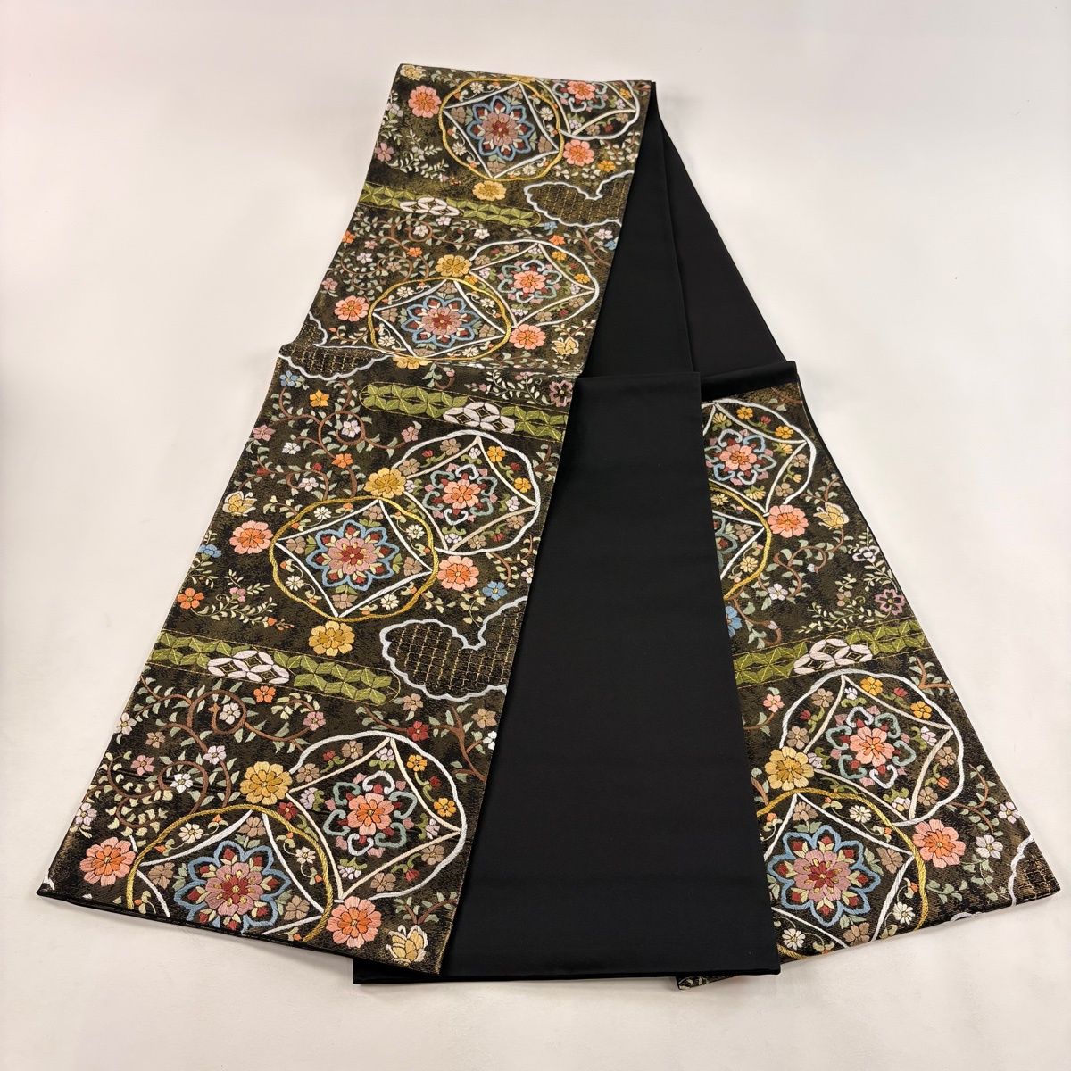 美品】 袋帯 逸品 華文 花唐草 刺繍 金糸 黒 六通 正絹 【中古