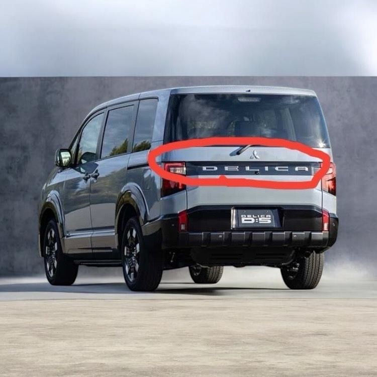 新車外し未使用、新型デリカD5純正リアガーニッシュ一体リアエンブレム 新型デリカD5純正リアガーニッシュリアエンブレム 新車外し未使用