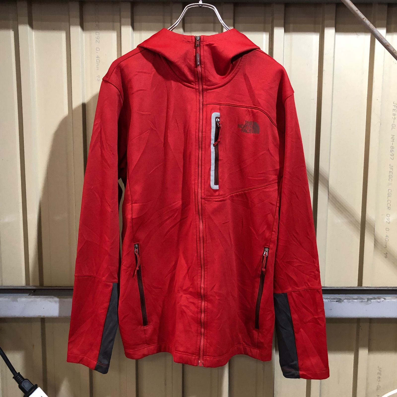 2253 THE NORTH FACE ナイロンジップアップパーカー レッド L ザ 