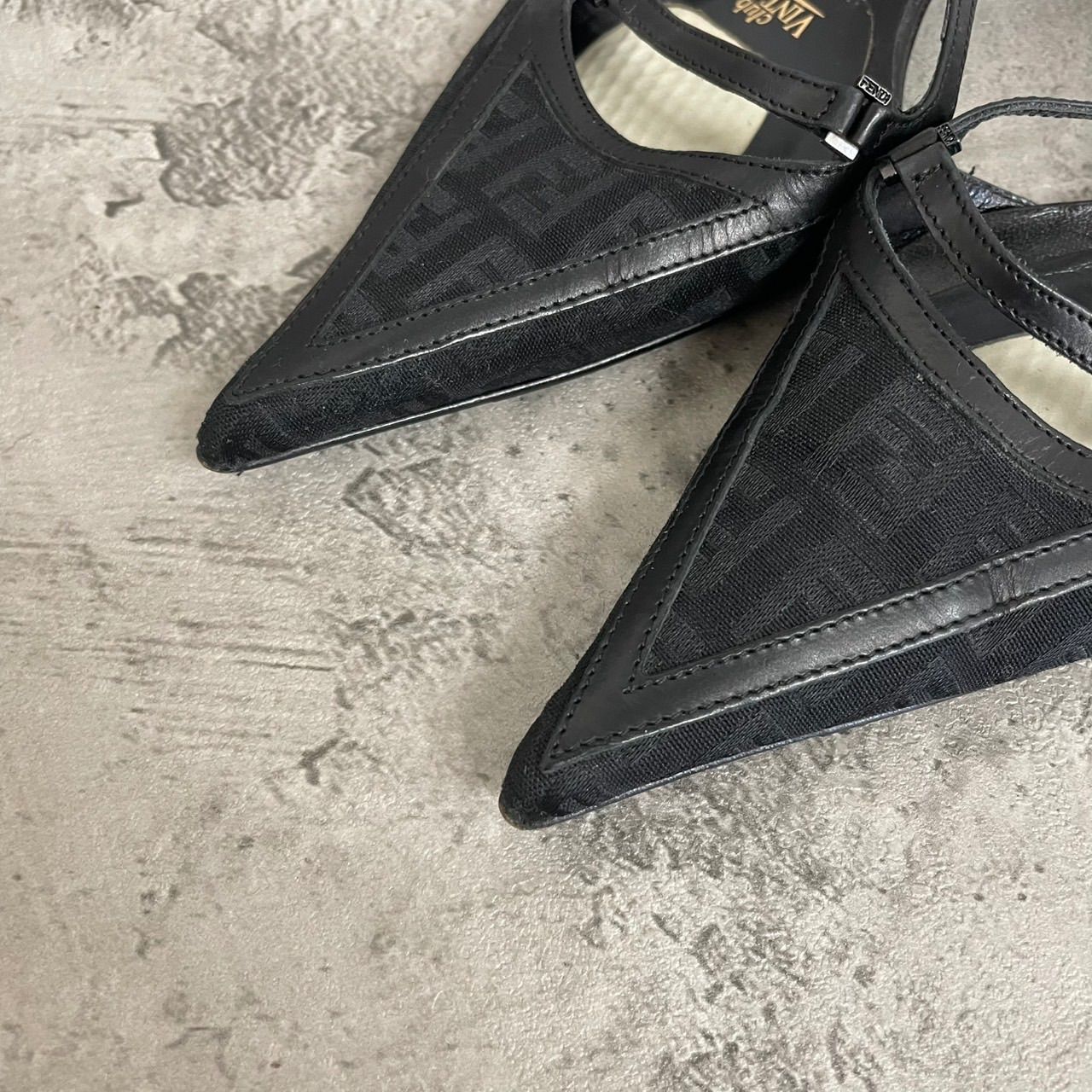 1553 美品✨FENDI ズッカロゴ ミュール サンダル 黒 23.5 美品 訳あり FENDI フェンディ サンダル ヒール ミュール ズッカ柄