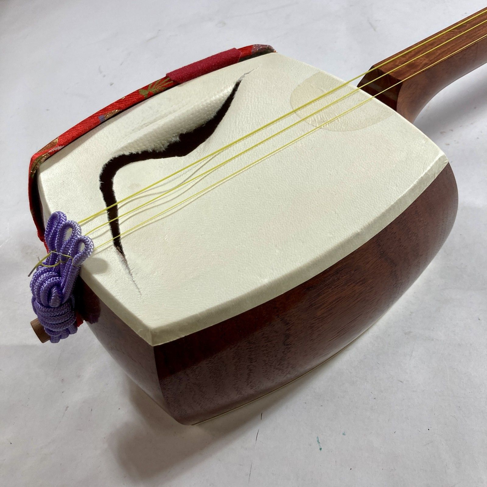 三味線　弦　(1) ☆ 三線 三味線 三弦 伝統楽器 和楽器 弦楽器 ヘビ柄 全長約97