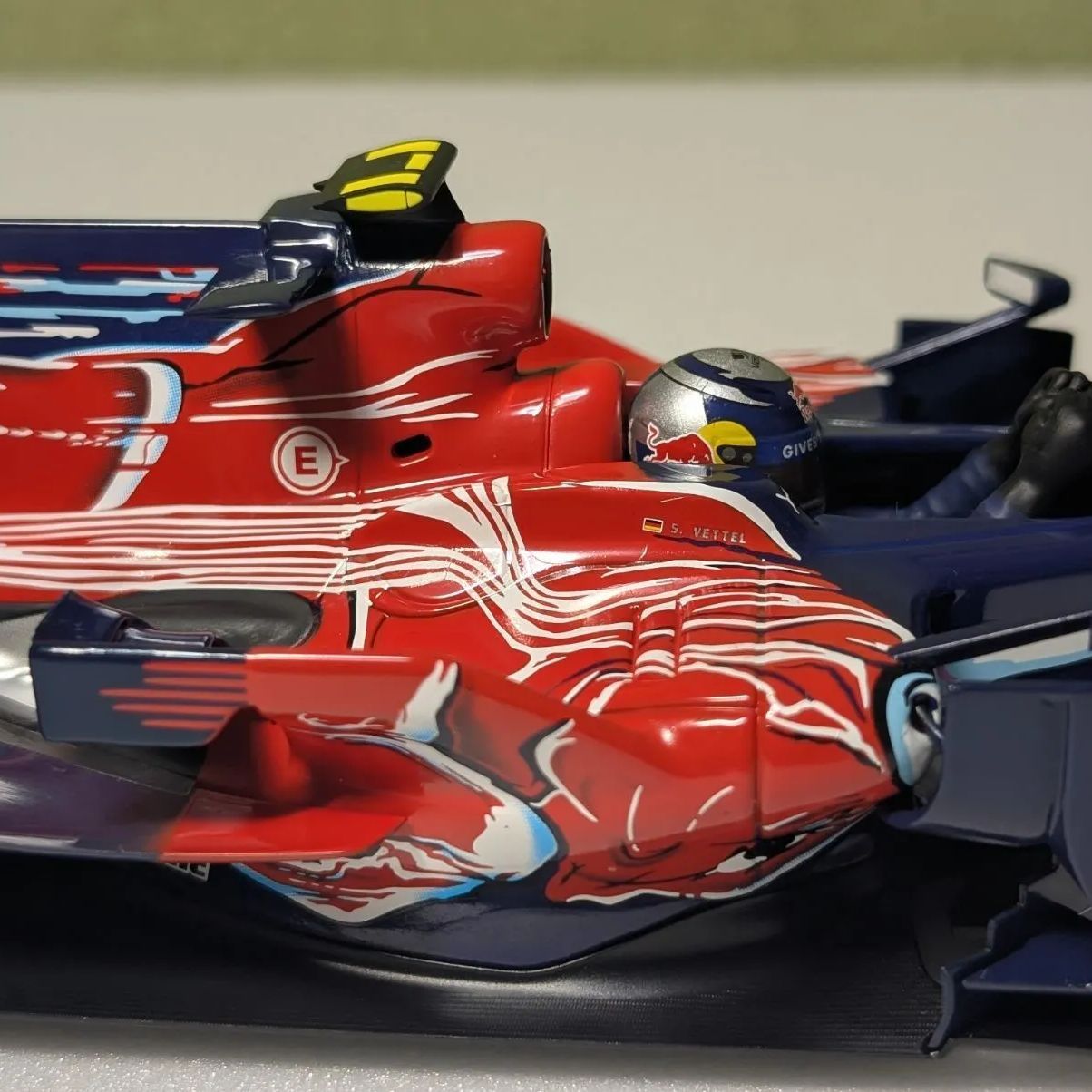 初優勝モデル 1/18 ミニチャンプス トロロッソSTR3 セバスチャン