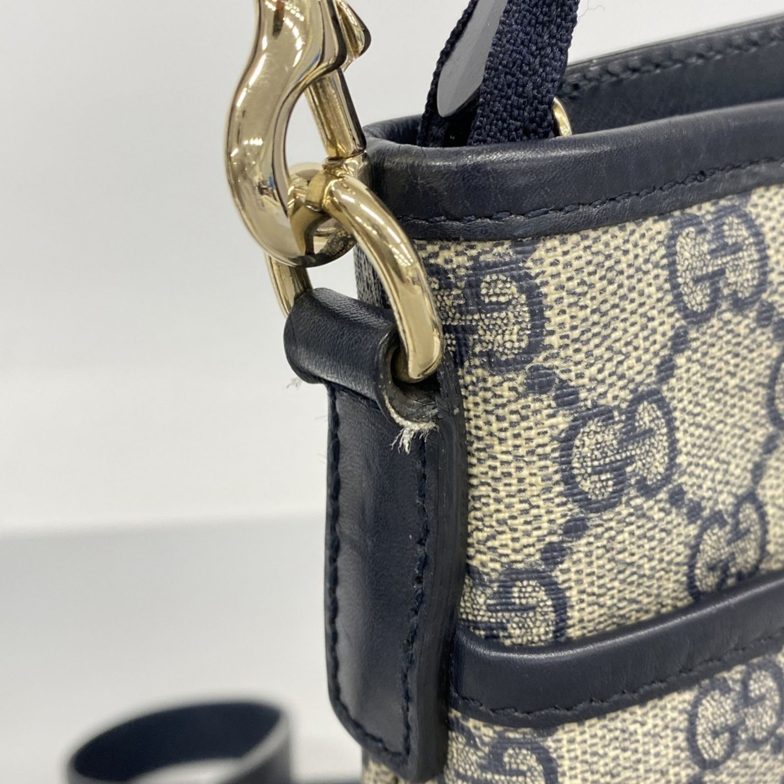 GUCCI(グッチ) ショルダーバッグ GGプラス・GGスプリーム 388924 アイボリー×ダークネイビー レザー 楽天市場】GUCCI グッチ GGスプリーム ショルダーバッグ 斜め掛け PVC