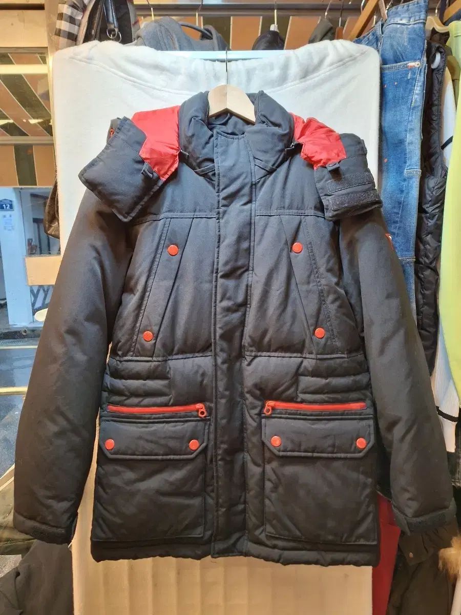 新作入荷，新作入荷，HOT GUESS ユニセックス ブラック/レッド ダウン 