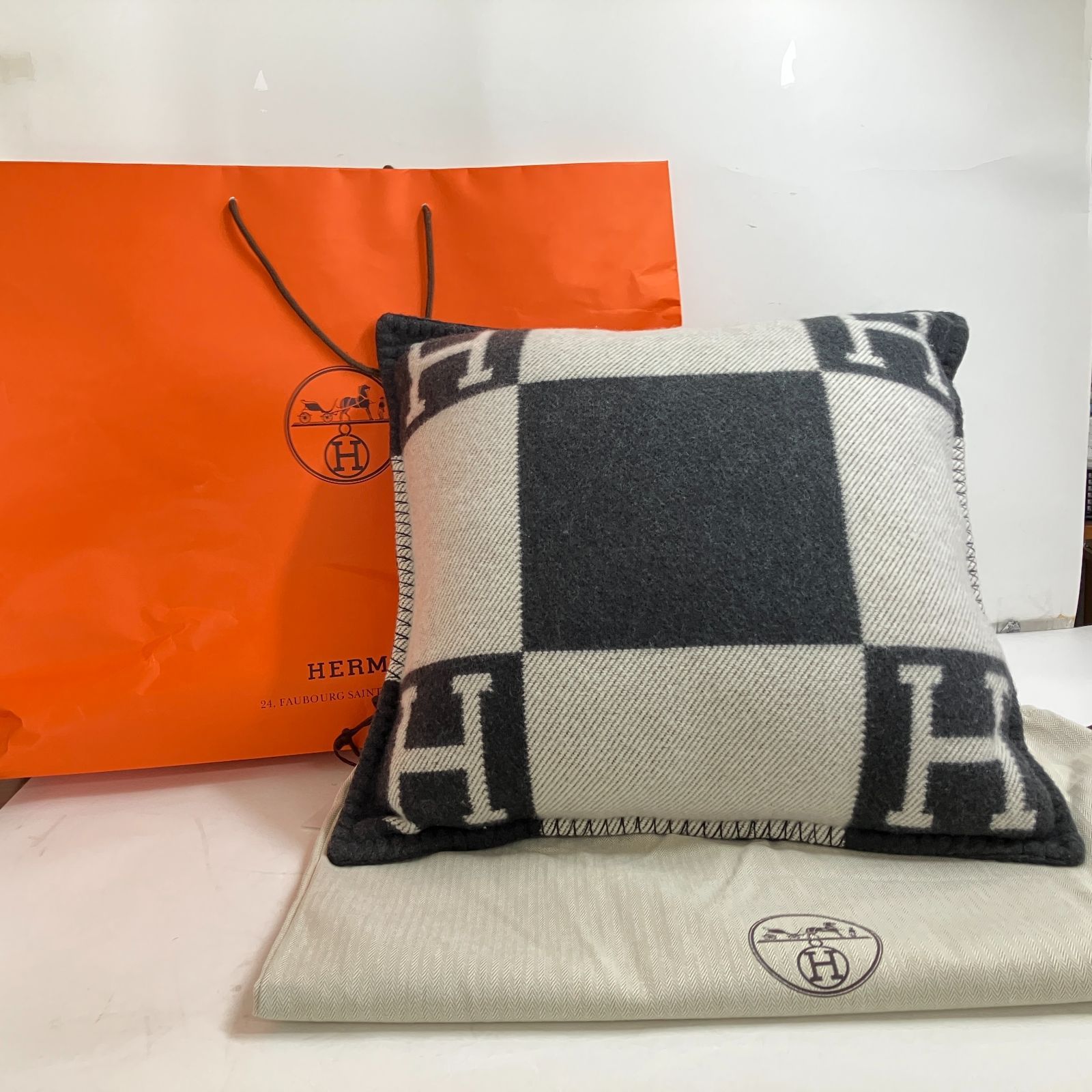 2. 新品 エルメス HERMES クッション アヴァロン PM 保存袋 紙袋付属 