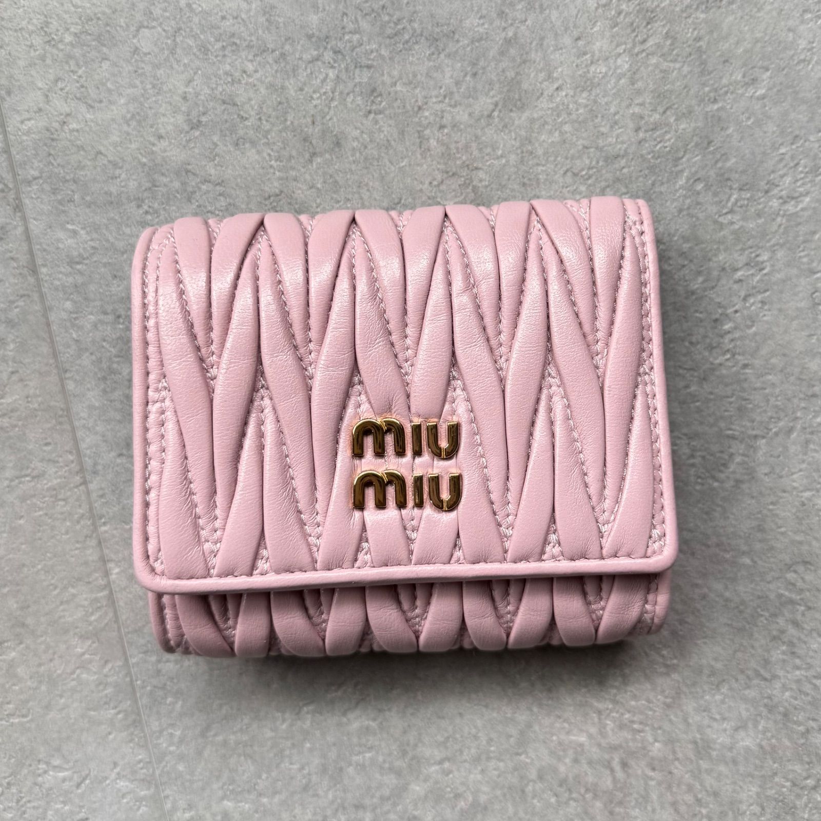 極美品 MIU MIU ミュウミュウ マテラッセ 三つ折り財布 ピンク