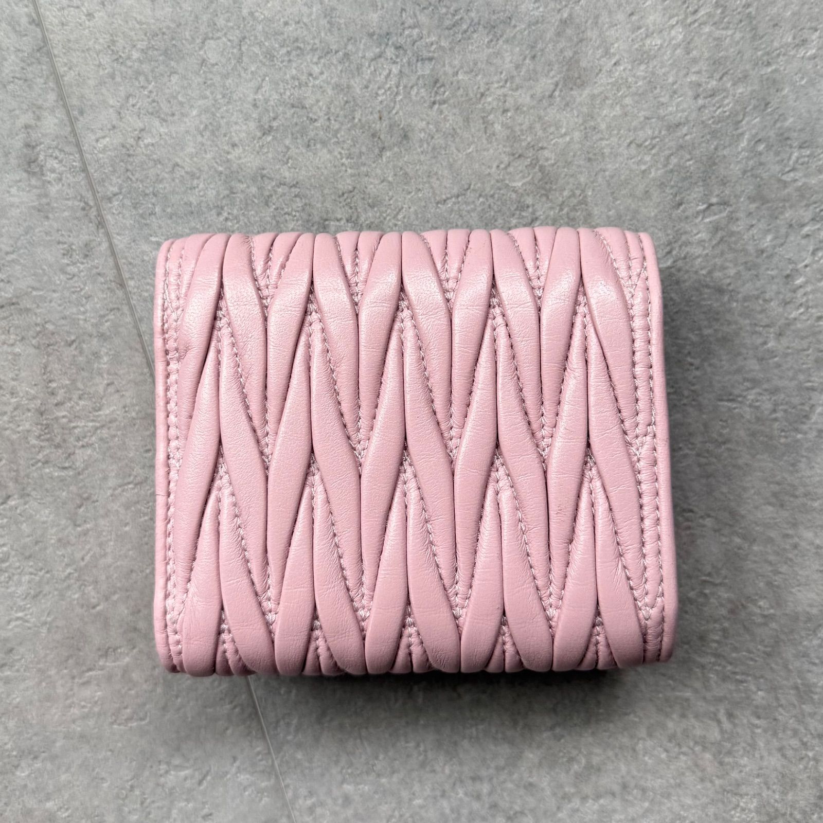 極美品 MIU MIU ミュウミュウ マテラッセ 三つ折り財布 ピンク