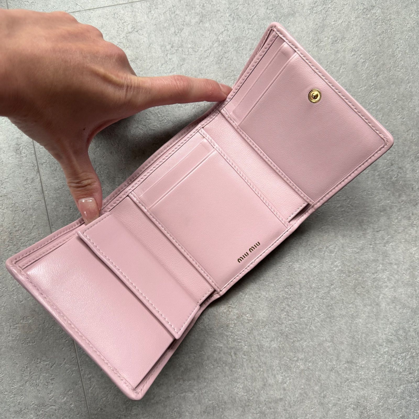 極美品 MIU MIU ミュウミュウ マテラッセ 三つ折り財布 ピンク