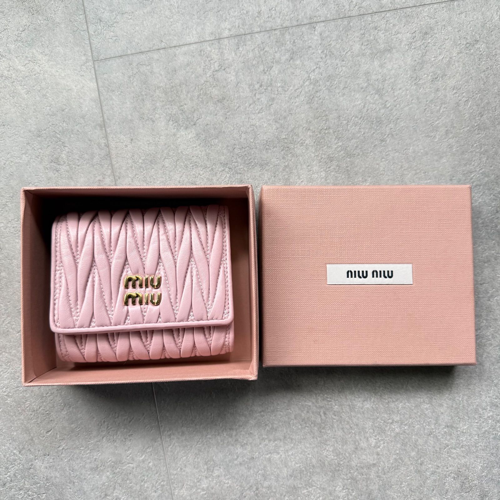 極美品 MIU MIU ミュウミュウ マテラッセ 三つ折り財布 ピンク