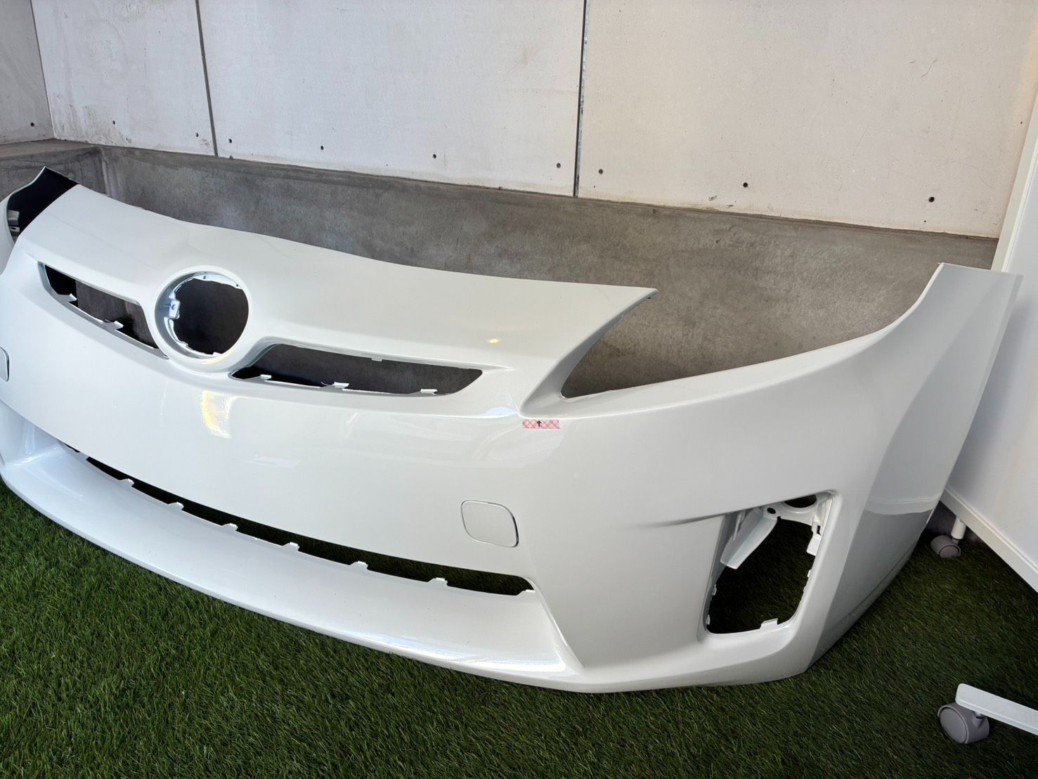 送料込・特価】30プリウス 前期 フロントバンパーホワイトパール 小傷
