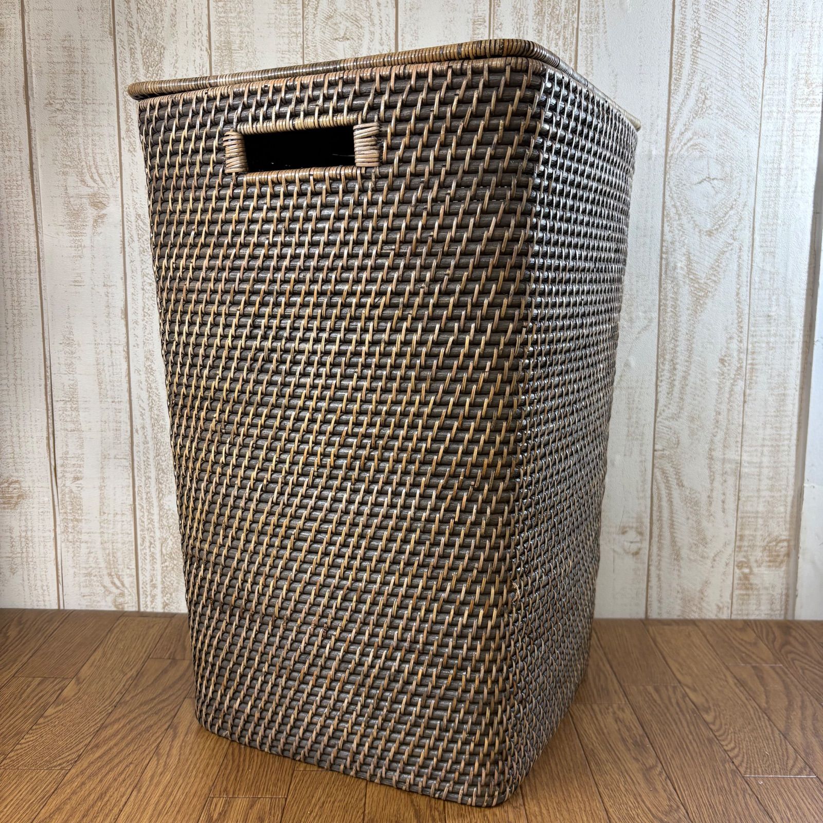 ラタン製ランドリーバスケット 蓋付き
