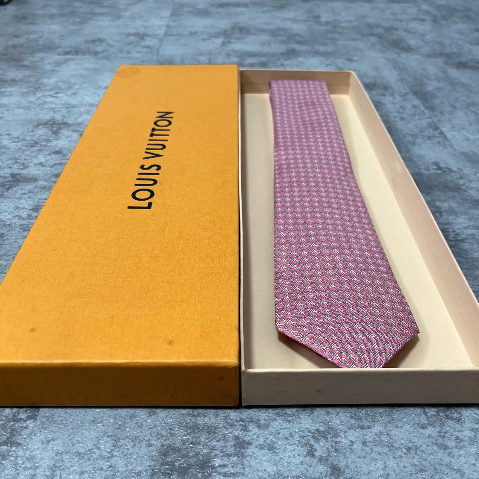 未使用級 ルイヴィトン Louis Vuitton ネクタイ シルク 総柄 ルイヴィトン 高級シルクネクタイ 総柄（LVロゴ） ピンク ルイヴィトン