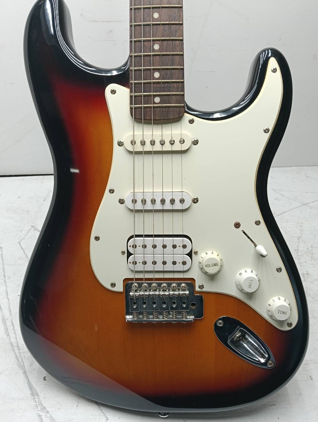 Squier by Fender ストラトキャスター HSS 純正ケース付 動作未確認