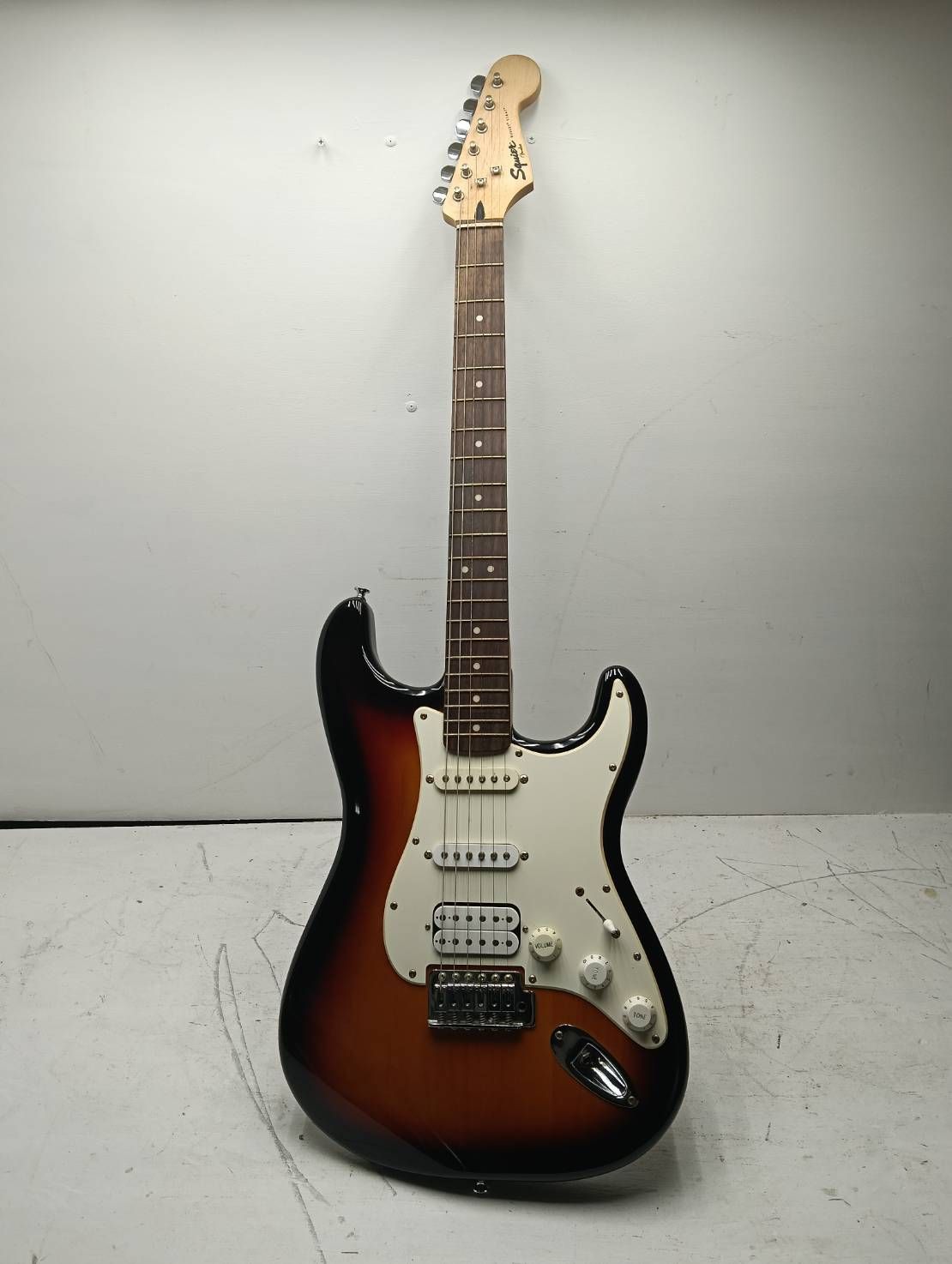 【美品】エレキギター Squier by Fender HSS Squier by Fender ストラトキャスター HSS 純正ケース付 動作未確認