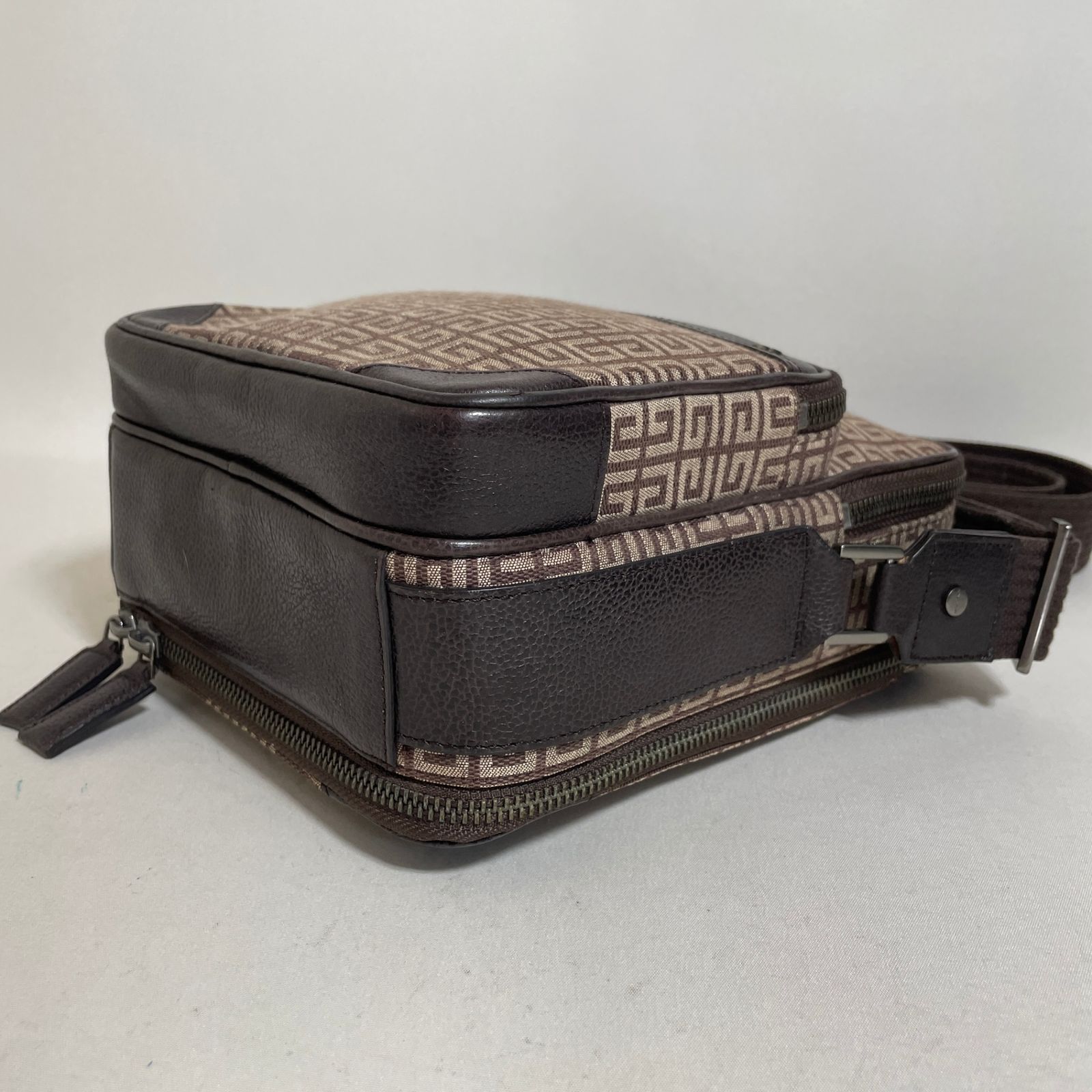 2603-12｜美品｜ジバンシィ ショルダーバッグ ダークブラウン 4Gロゴ総柄 2603-12｜美品｜ジバンシィ ショルダーバッグ ダークブラウン 4Gロゴ総