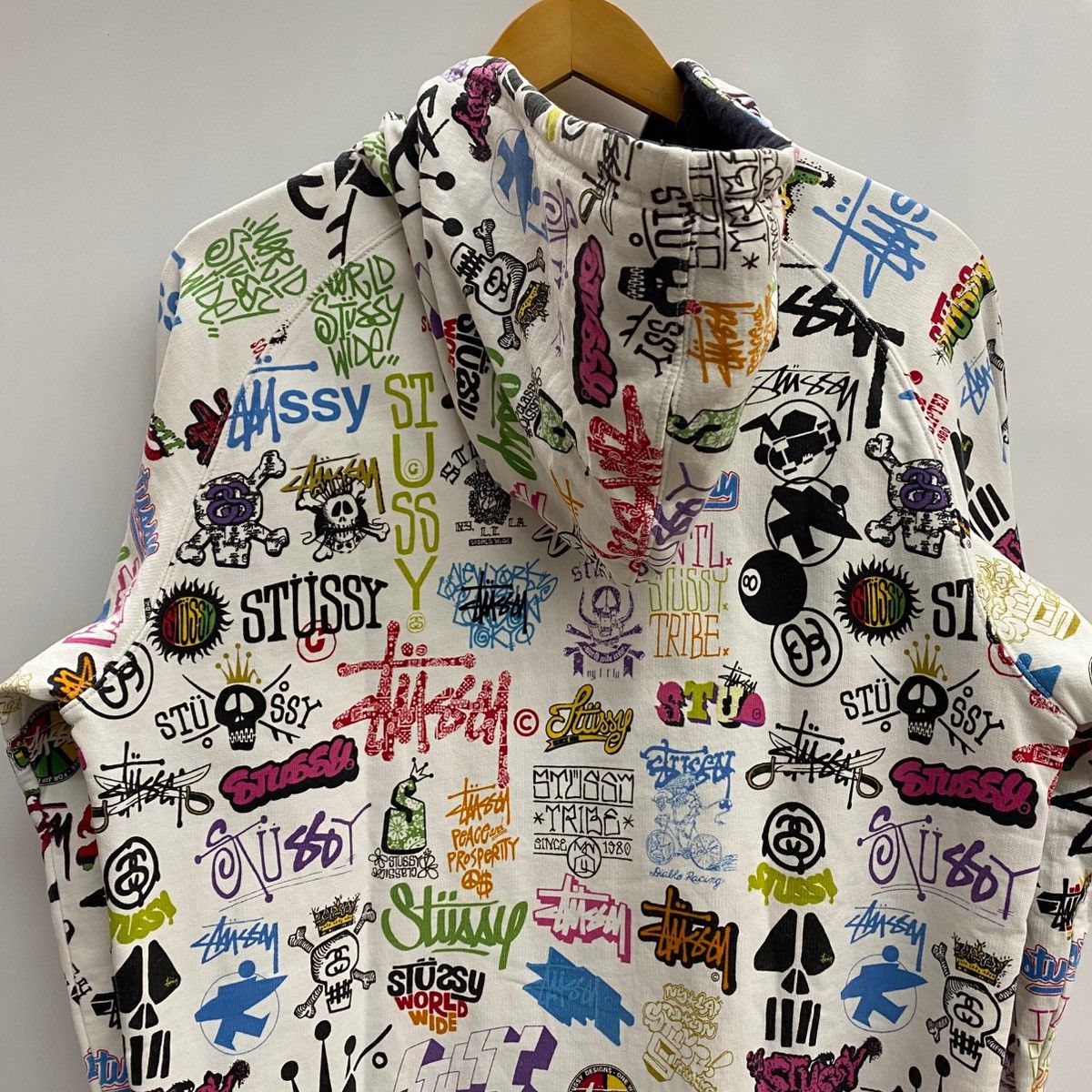 ステューシー STUSSY 歴代ロゴ プリント ジップパーカー 総柄 パーカ