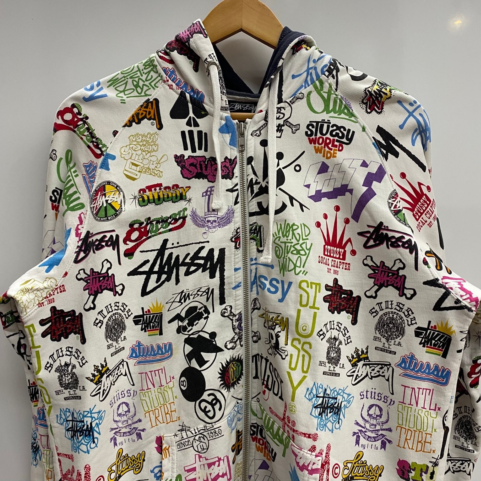 ステューシー STUSSY 歴代ロゴ プリント ジップパーカー 総柄 パーカ