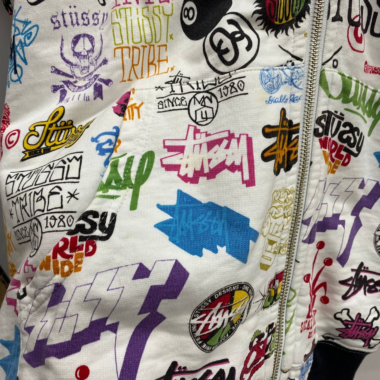 ステューシー STUSSY 歴代ロゴ プリント ジップパーカー 総柄 パーカ 