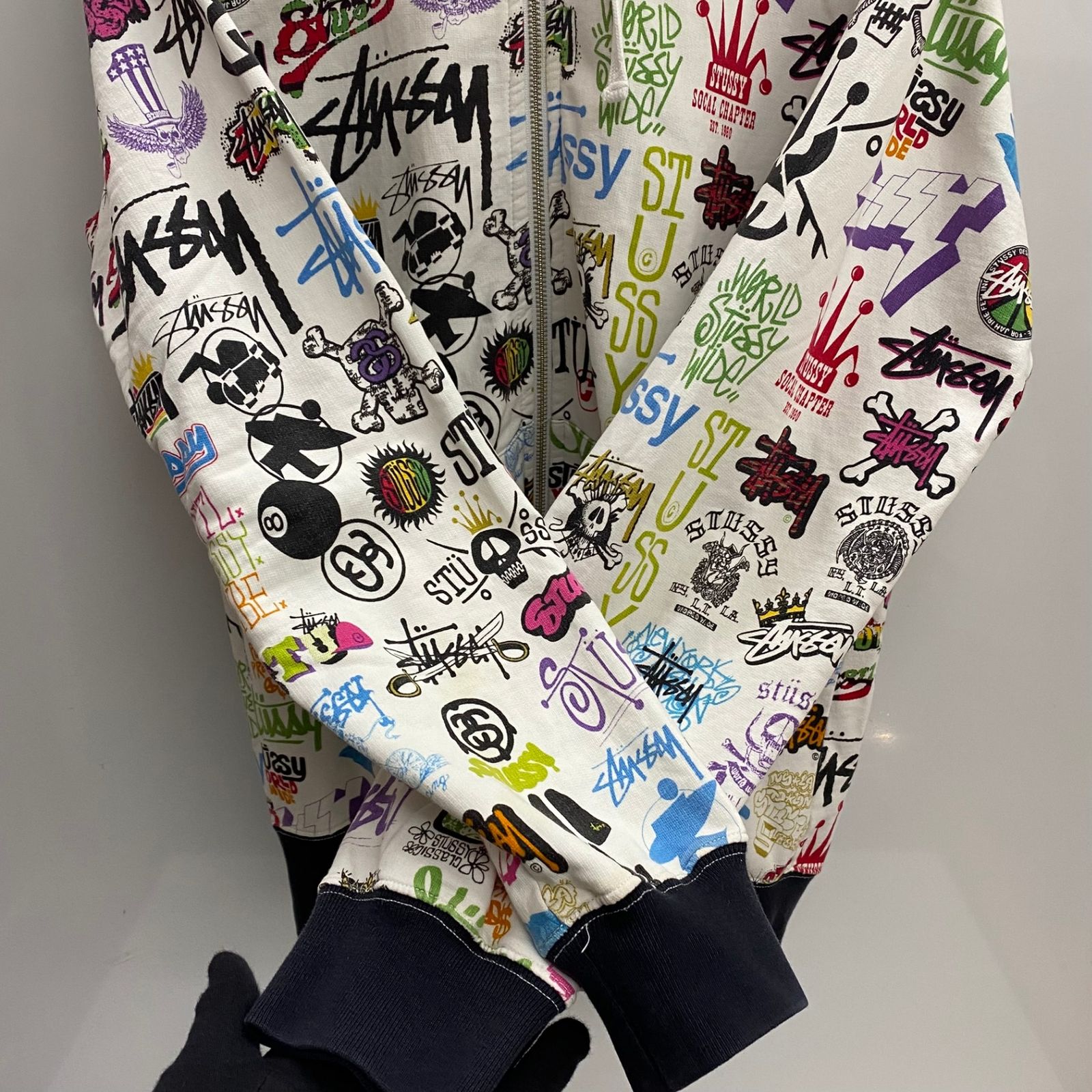 ステューシー STUSSY 歴代ロゴ プリント ジップパーカー 総柄 パーカ