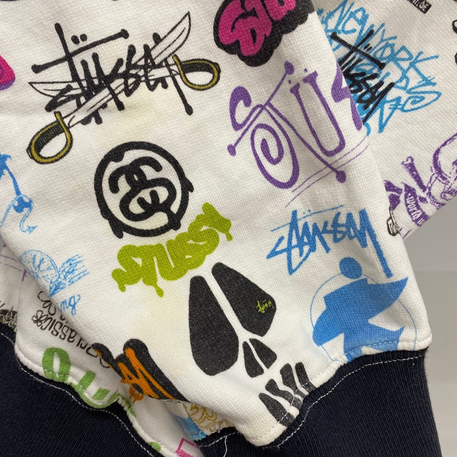 ステューシー STUSSY 歴代ロゴ プリント ジップパーカー 総柄 パーカ