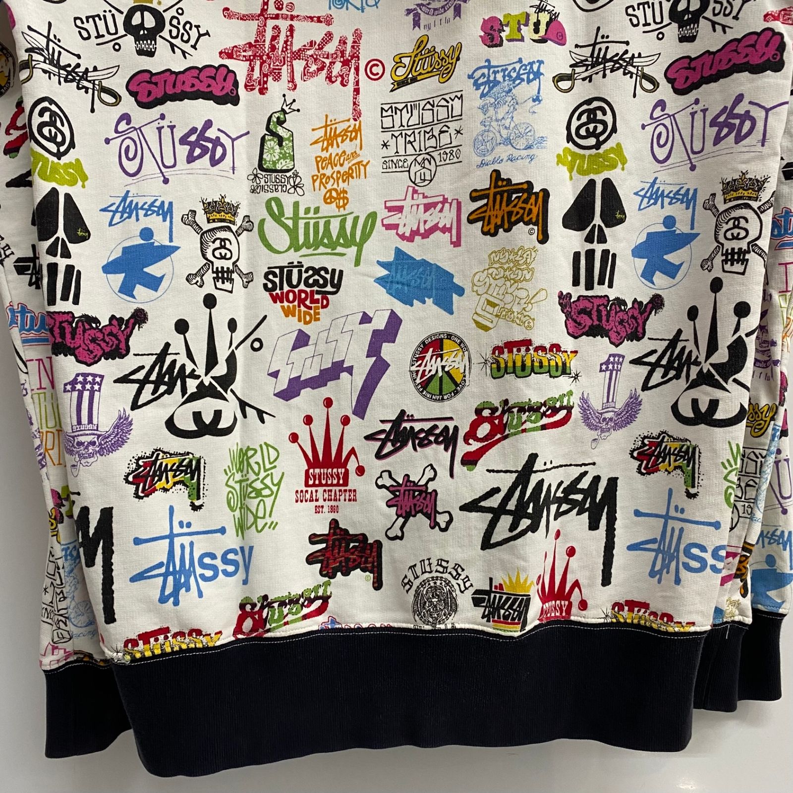 ステューシー STUSSY 歴代ロゴ プリント ジップパーカー 総柄 パーカ